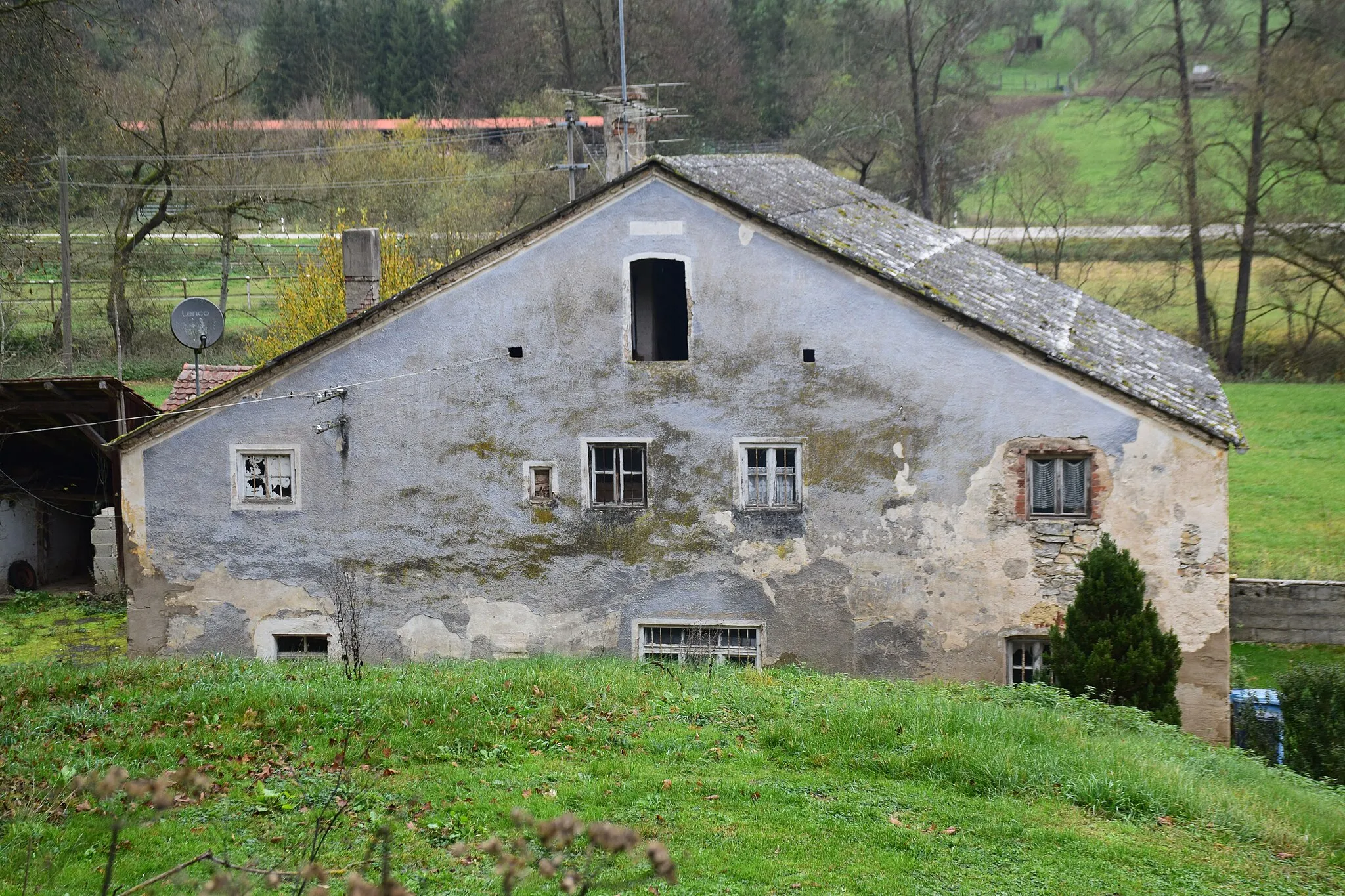 Photo showing: eingeschossiges Wohnstallhaus, Massivbau mit Kniestock und Flachsatteldach