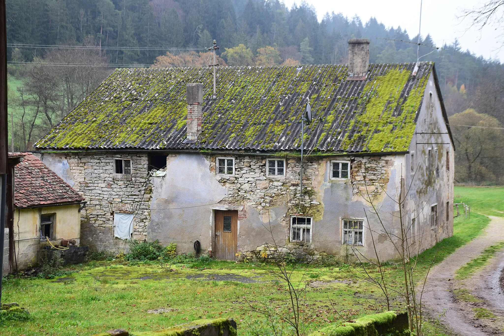 Photo showing: eingeschossiges Wohnstallhaus, Massivbau mit Kniestock und Flachsatteldach