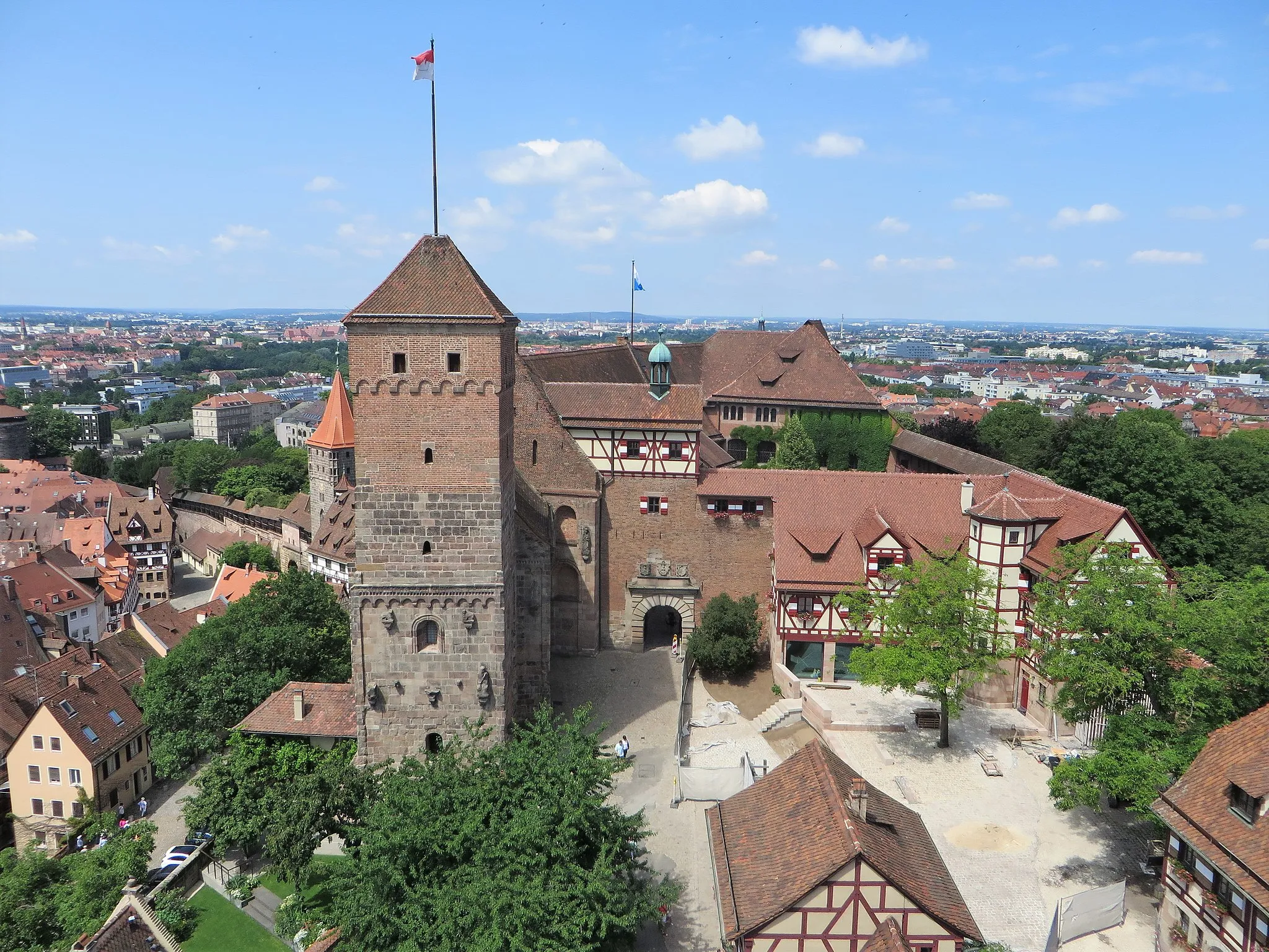 Photo showing: Blick vom Sinwellturm der Nürnberger Burg auf Heidenturm, Burggebäude und Stadt. Mitte links das Albrecht Dürer Haus.