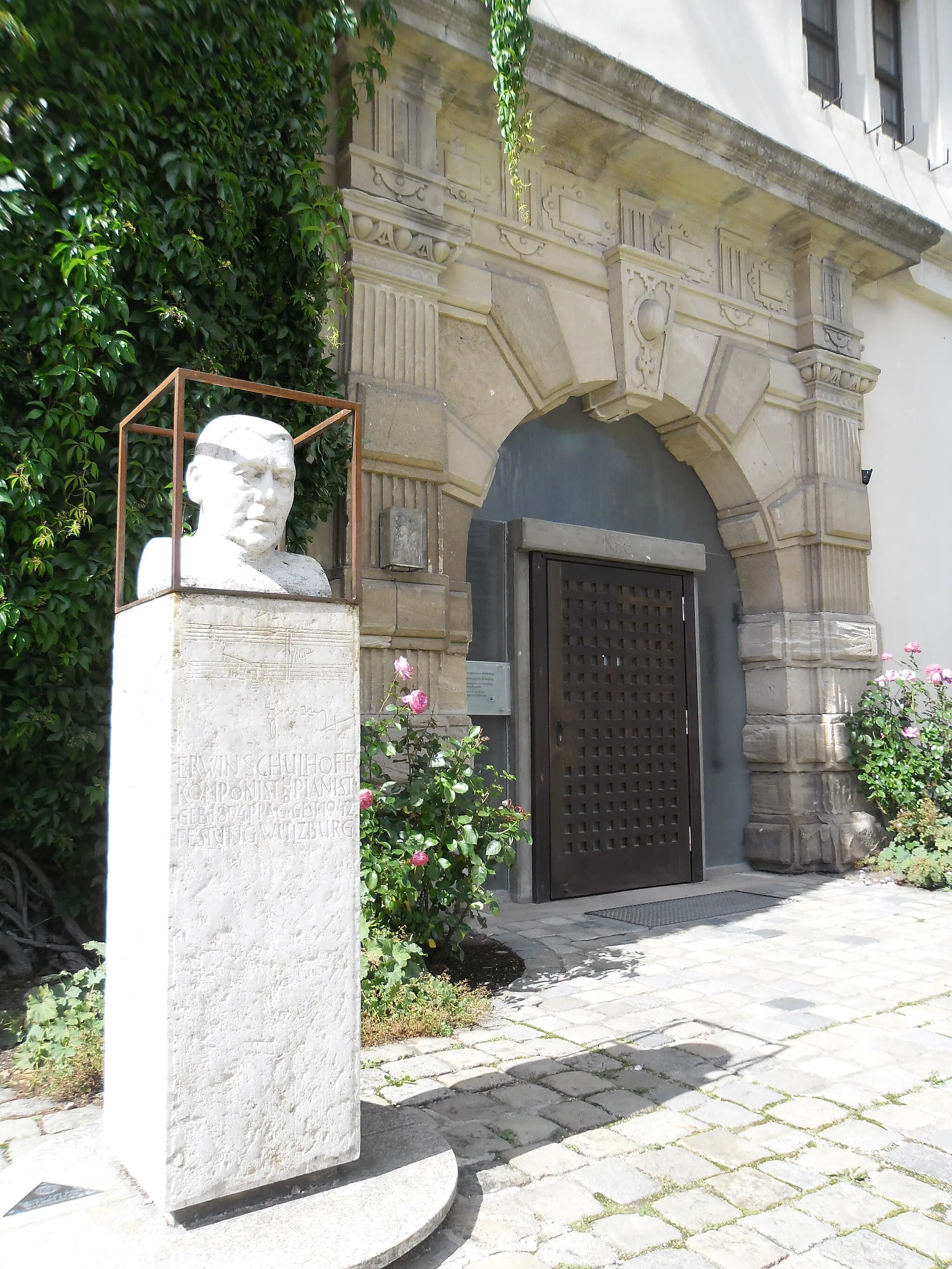 Photo showing: The bust of Erwin Schulhoff at the fortress Wülzburg near Weißenburg in Bayern was created by Reinhart Fuchs and inaugurated on 2 October 2004. It commemorates the death of the composer and pianist Erwin Schulhoff on 18 August 1942 in the former internment camp Wülzburg.