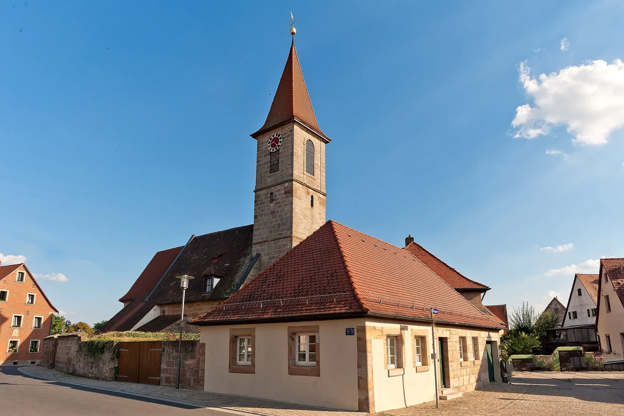 Photo showing: Pfarrhaus Pfarrgasse, Seukendorf – Die GPS Daten in Wikipedia stimmen um 175 Meter nicht, korrekt ist 49.487130, 10.877844. GPS-Daten der Kamera sind korrekt (Standpunkt des Fotos, nicht des Objektes)