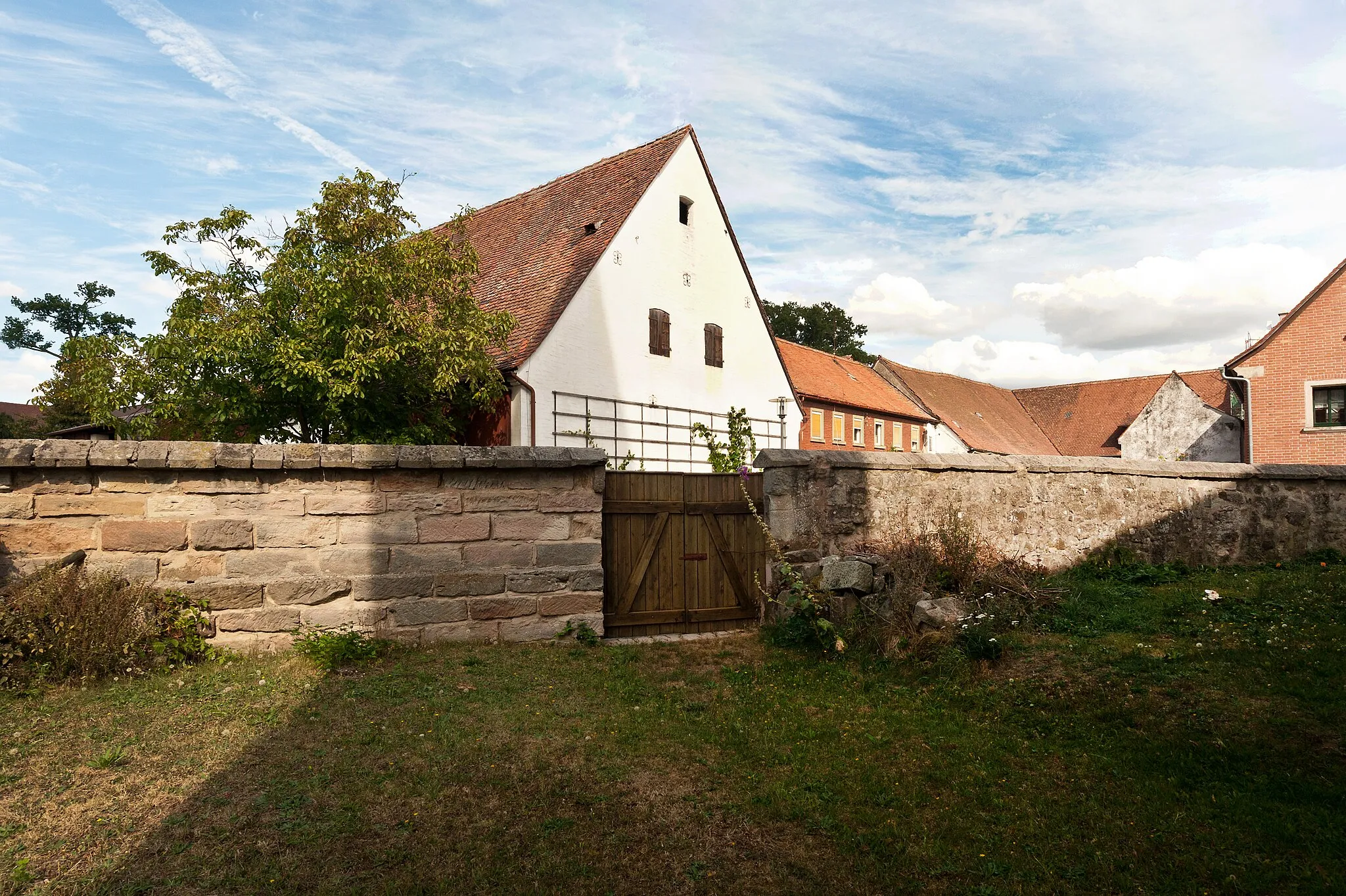 Photo showing: Kirchhofmauer St. Katharina Innenhof, Seukendorf