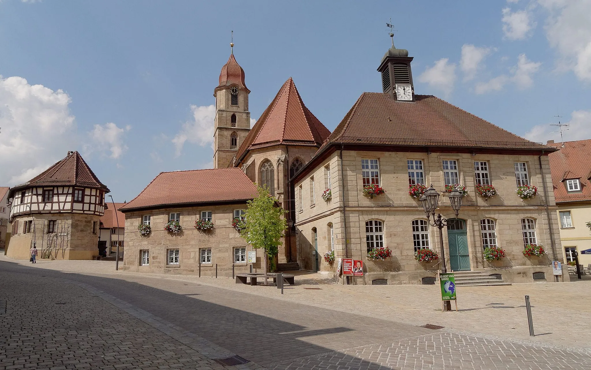 Photo showing: Das Zentrum (Prinzregentenplatz) mit dem Heimatmuseum (links), Altes Rathaus (rechts) und Kloster (Bildmitte im Hintergrund)