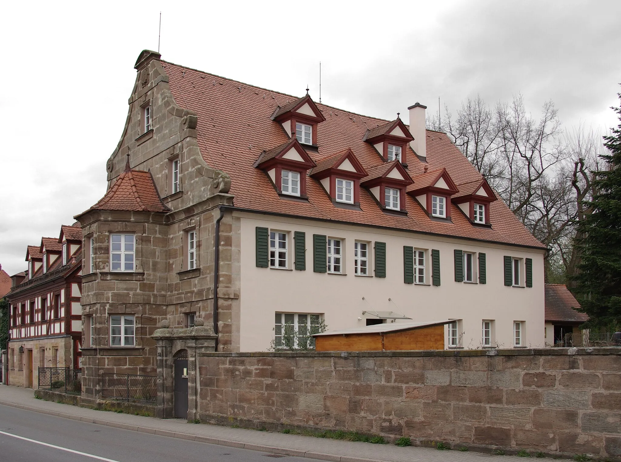 Photo showing: Ehemaliges Gasthaus Zum Goldenen Bären (Kern im 16./17. Jahrhundert, Fassade im Jahr 1728 erbaut) in der Fürther Straße 53 (früher Haus Nr. 24) im Erlanger Stadtteil Bruck. Das Gebäude wird irrtümlich auch Keltschenschloss genannt.