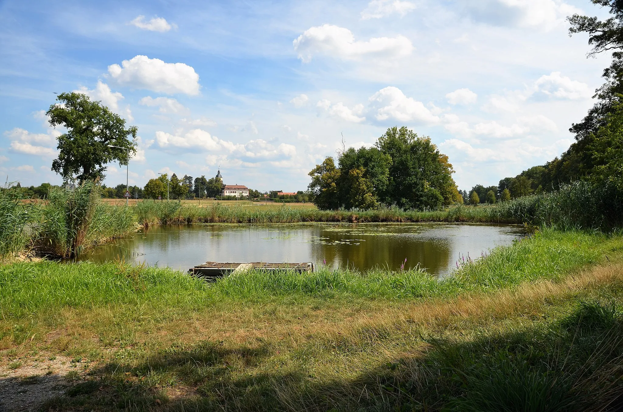 Photo showing: Blick über den Mühlweiher in Kleingründlach auf das Schloss und die Kirche Großgründlach