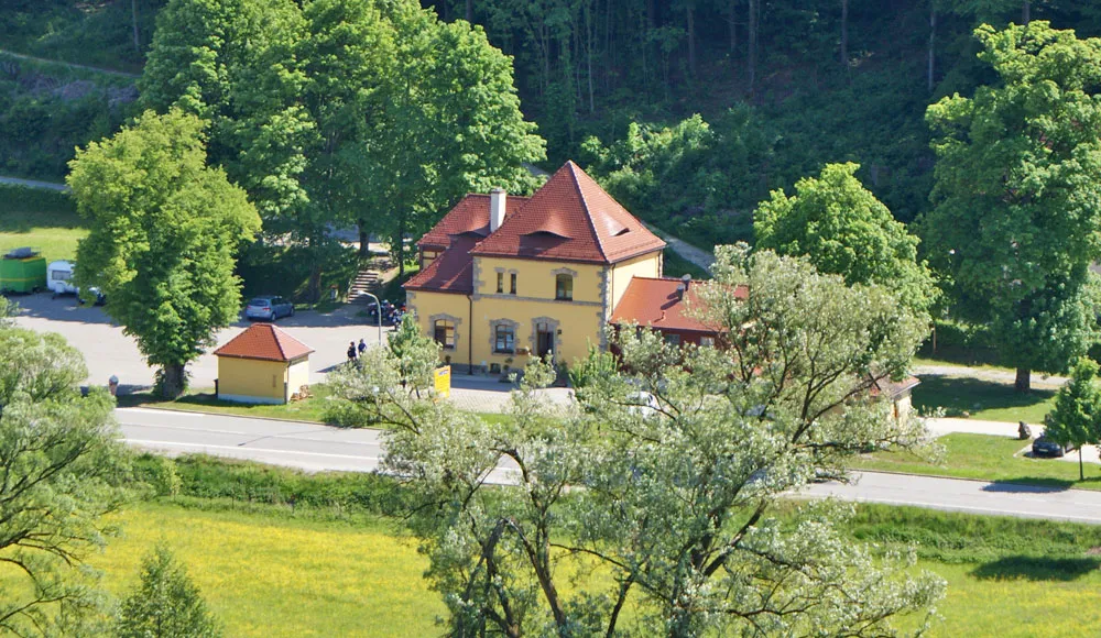 Photo showing: Der ehemalige Bahnhof in Kastl (Lauterachtal), Gesehen von der Klosterburg