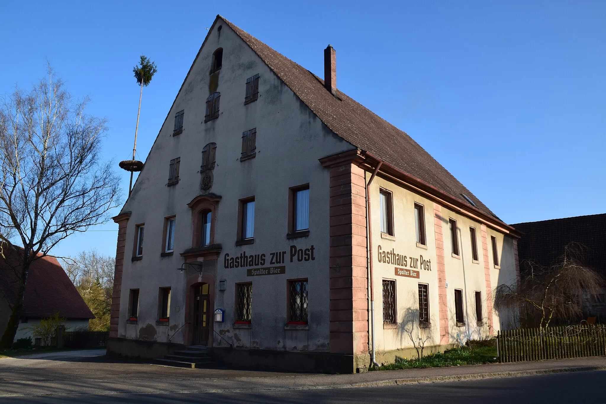 Photo showing: zweigeschossiger, giebelständiger und verputzter Massivbau mit Steilsatteldach und rustizierten Ecklisenen, barock