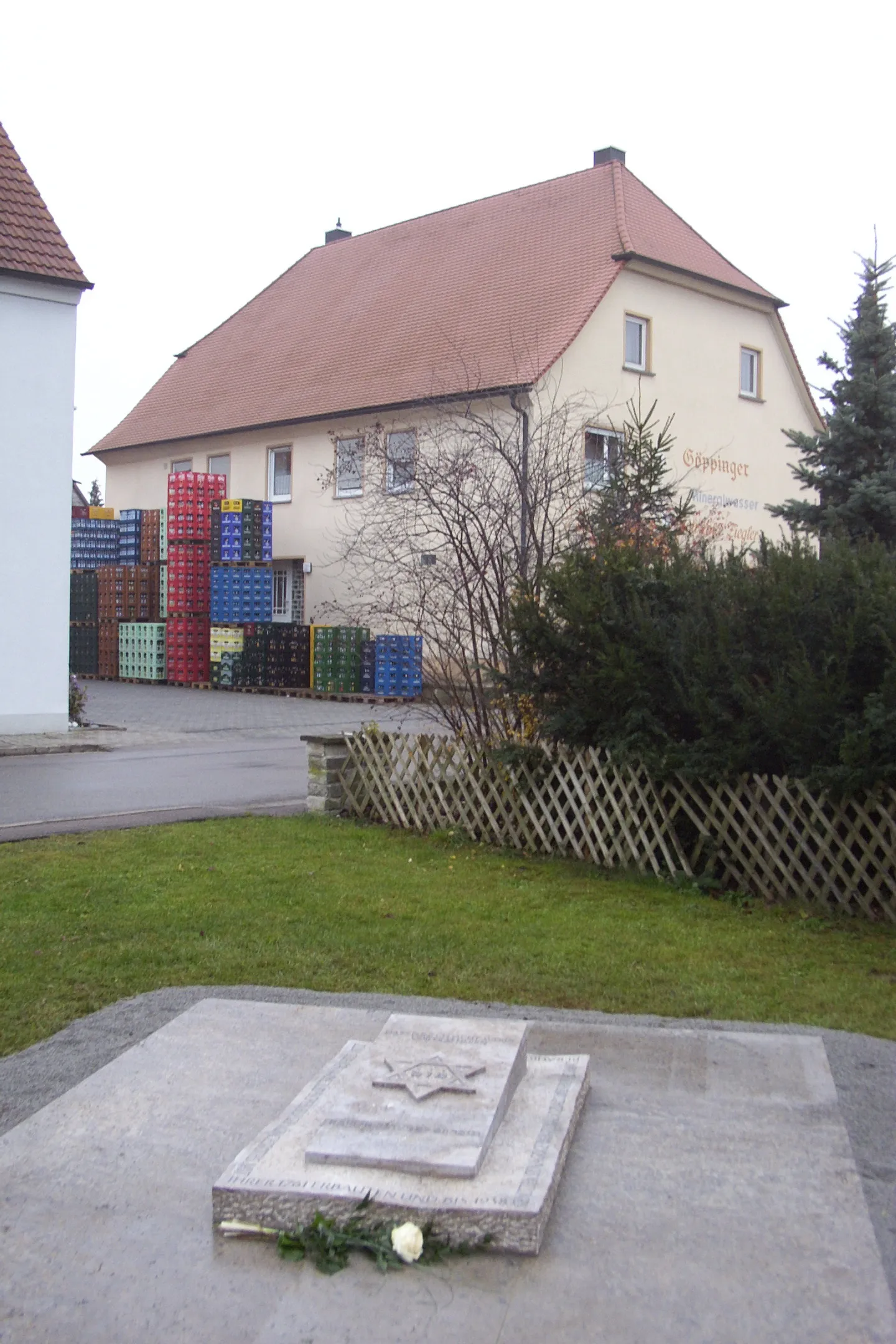 Photo showing: Ehemalige Synagoge Mönchsroth mit Gedenktafel