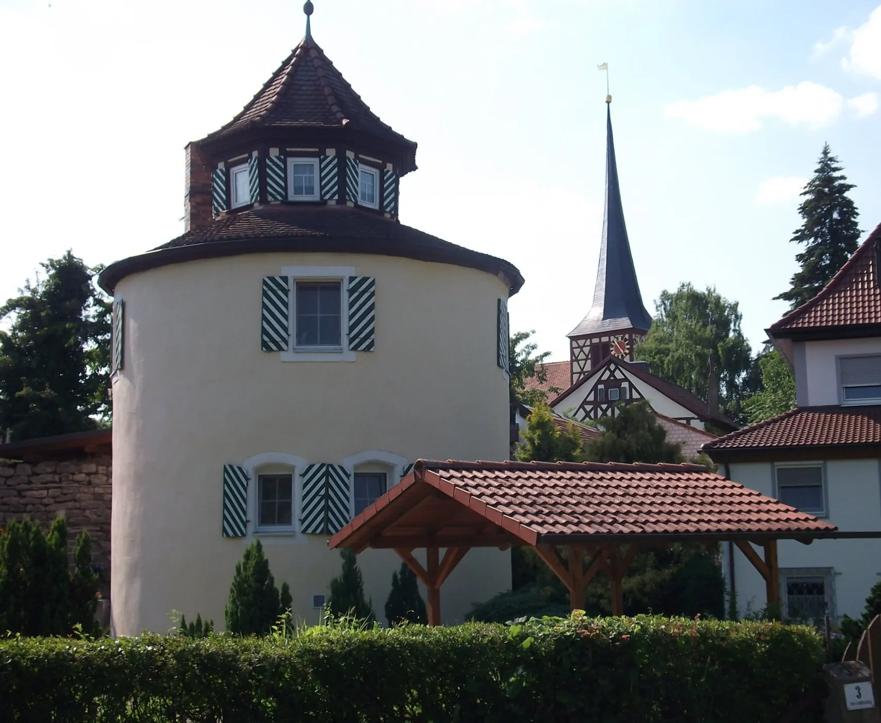 Photo showing: round tower of the former fortifications