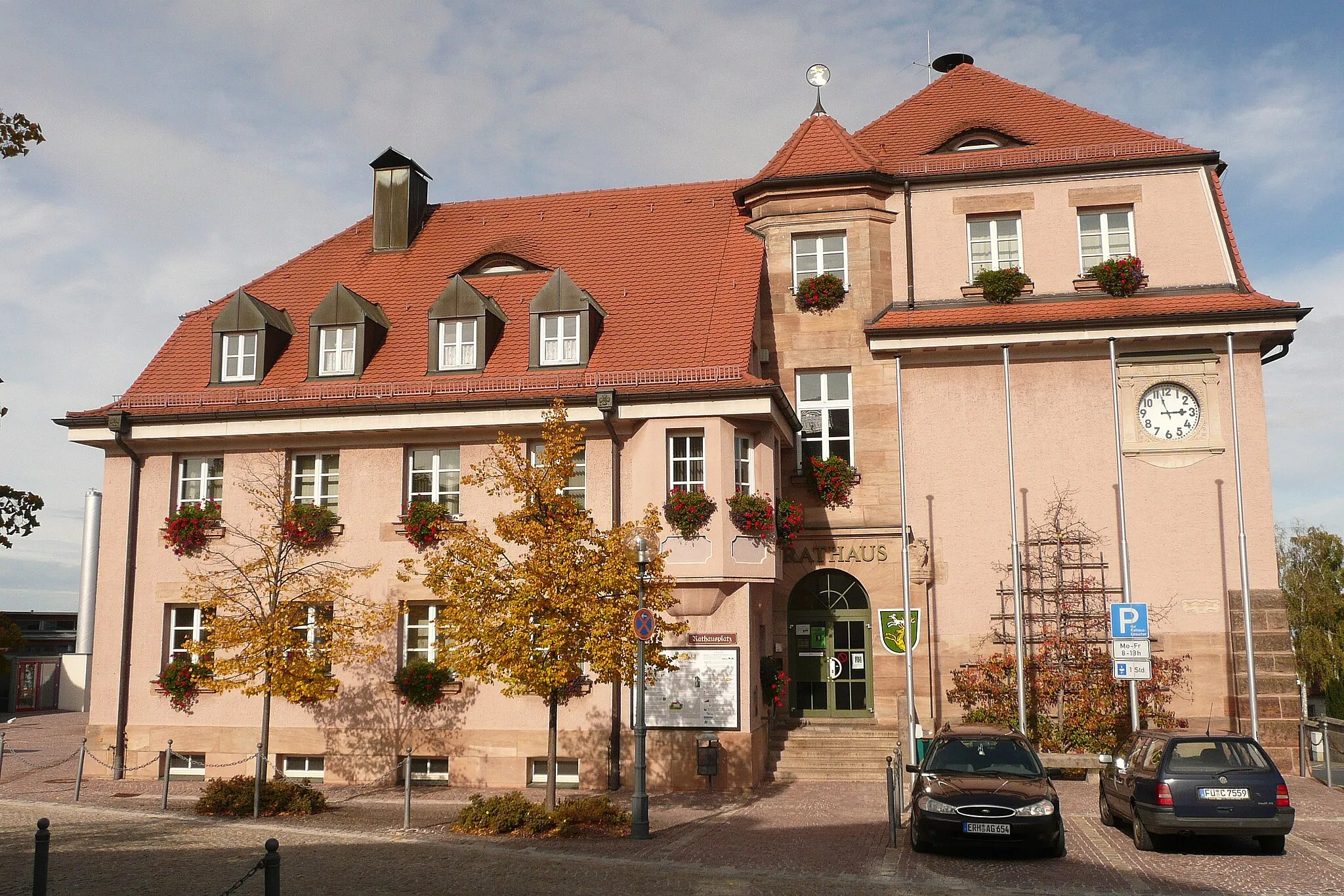 Photo showing: Das Rathaus von Cadolzburg (ehem. Schule, Rathausplatz 1), erbaut 1910.