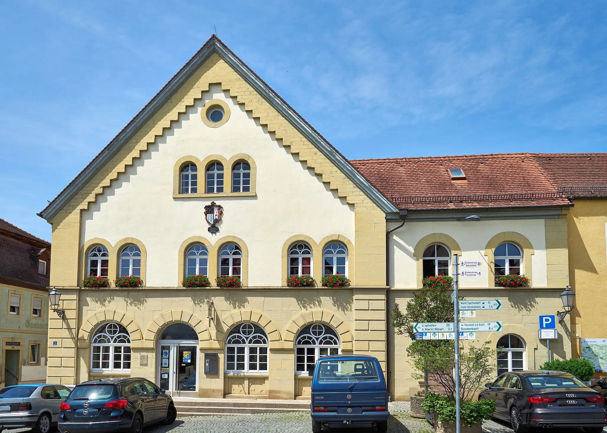 Photo showing: Altes Rathaus, zweigeschossiger, neuromanischer Quaderbau in Ecklage mit Satteldach und östlichem Anbau, Rundbogenfenster teils gekuppelt, an Südwand erdgeschossig Quaderung, Ecklisenen mit Fortführung in Giebel, um 1860