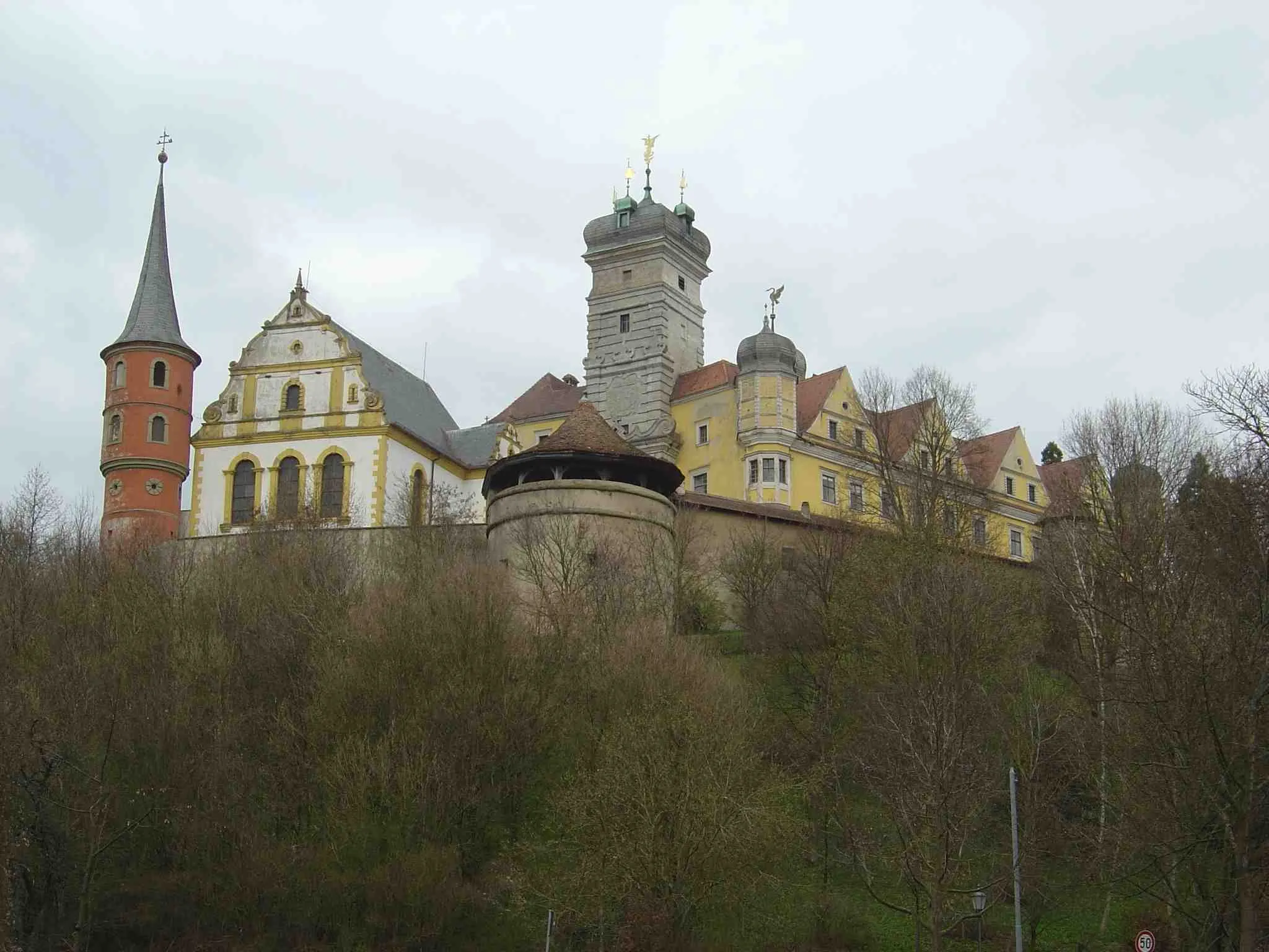 Photo showing: Beschreibung: Schloss Schwarzenberg Franken #1, Scheinfeld, April 2005
Quelle: selbst fotografiert, digital
Lizenz: das Bild stelle ich als Public Domain gemeinfrei zur Verfügung