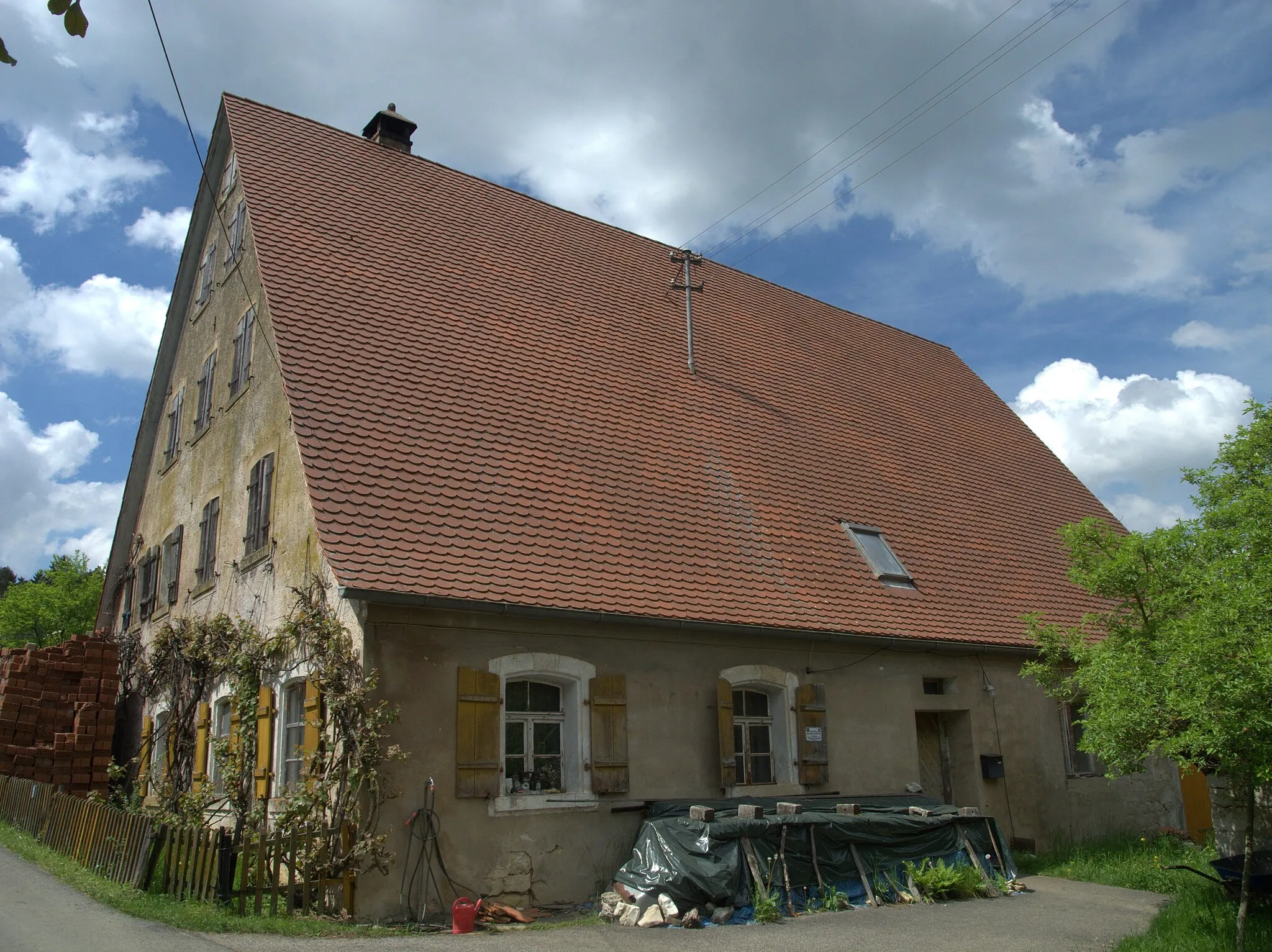 Photo showing: Hallershof 2 - Wohnstallhaus, zweigeschossiger Steilsatteldachbau mit Fachwerkobergeschoss und -giebel, 1.Hälfte 18. Jahrhundert, 1817 überformt