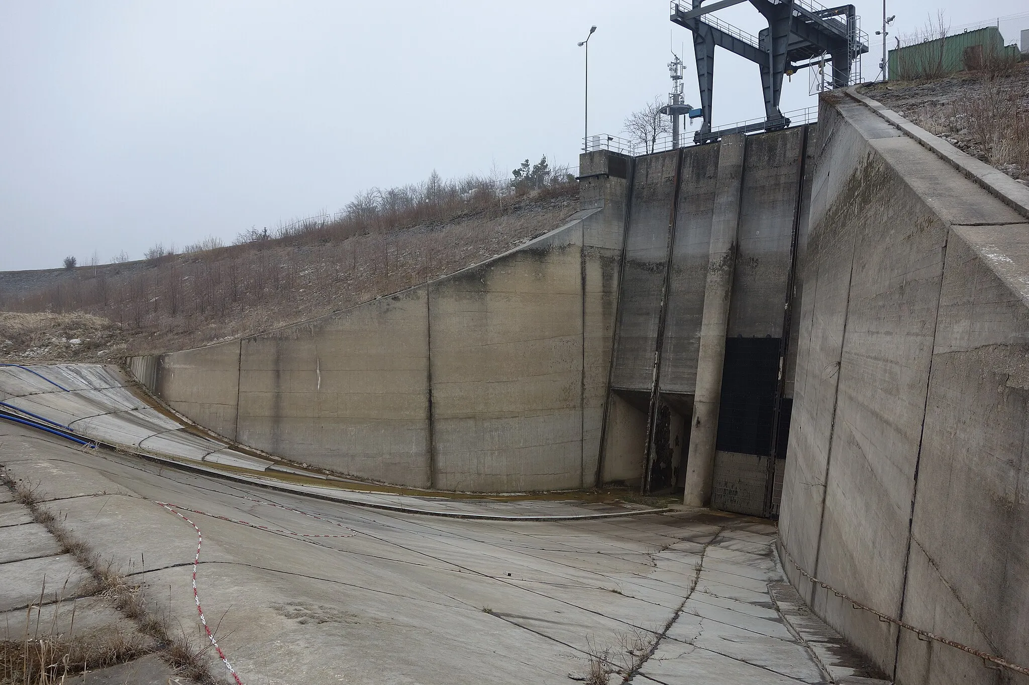 Photo showing: pumped storage power plant Happurg, Bavaria, Germany. Upper reservoir, intake facility.
