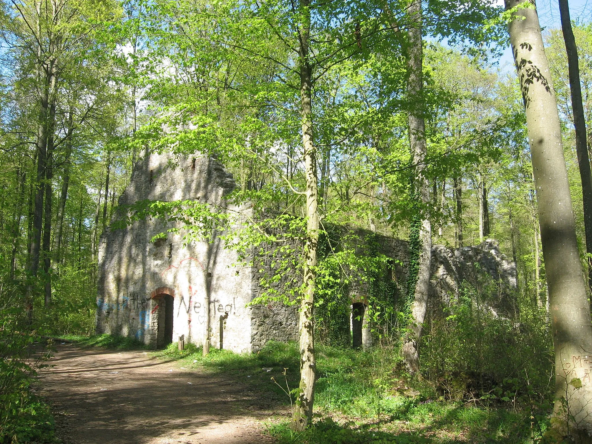 Photo showing: Chapel ruin St. Ulrich in Uhlberg forest (Treuchtlingen, Bavaria, Germany) from southwest