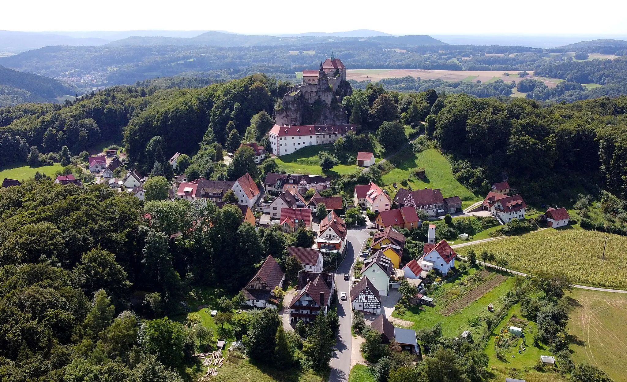 Photo showing: Luftbild von Hohenstein. Im Hintergrund die Burg Hohenstein.