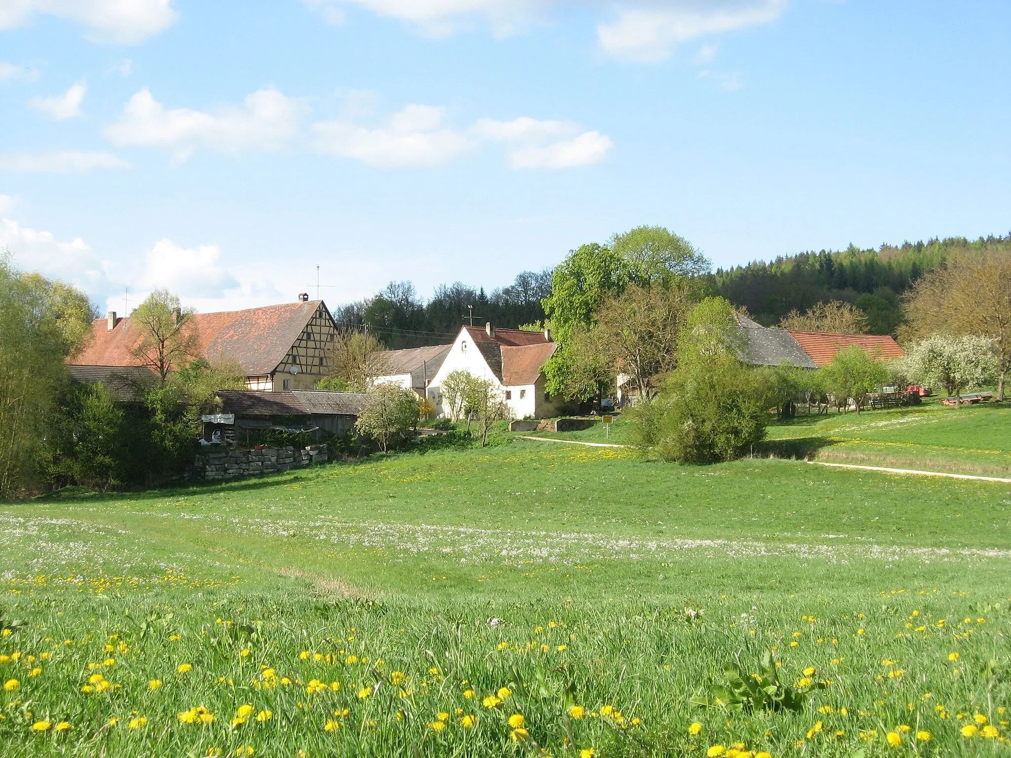 Photo showing: Siebeneichhöfe (part of Treuchtlingen, Bayern, Germany) from South