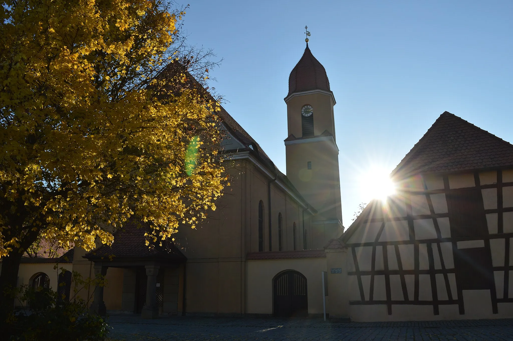 Photo showing: Frontalansicht der St. Dionysius Kirche