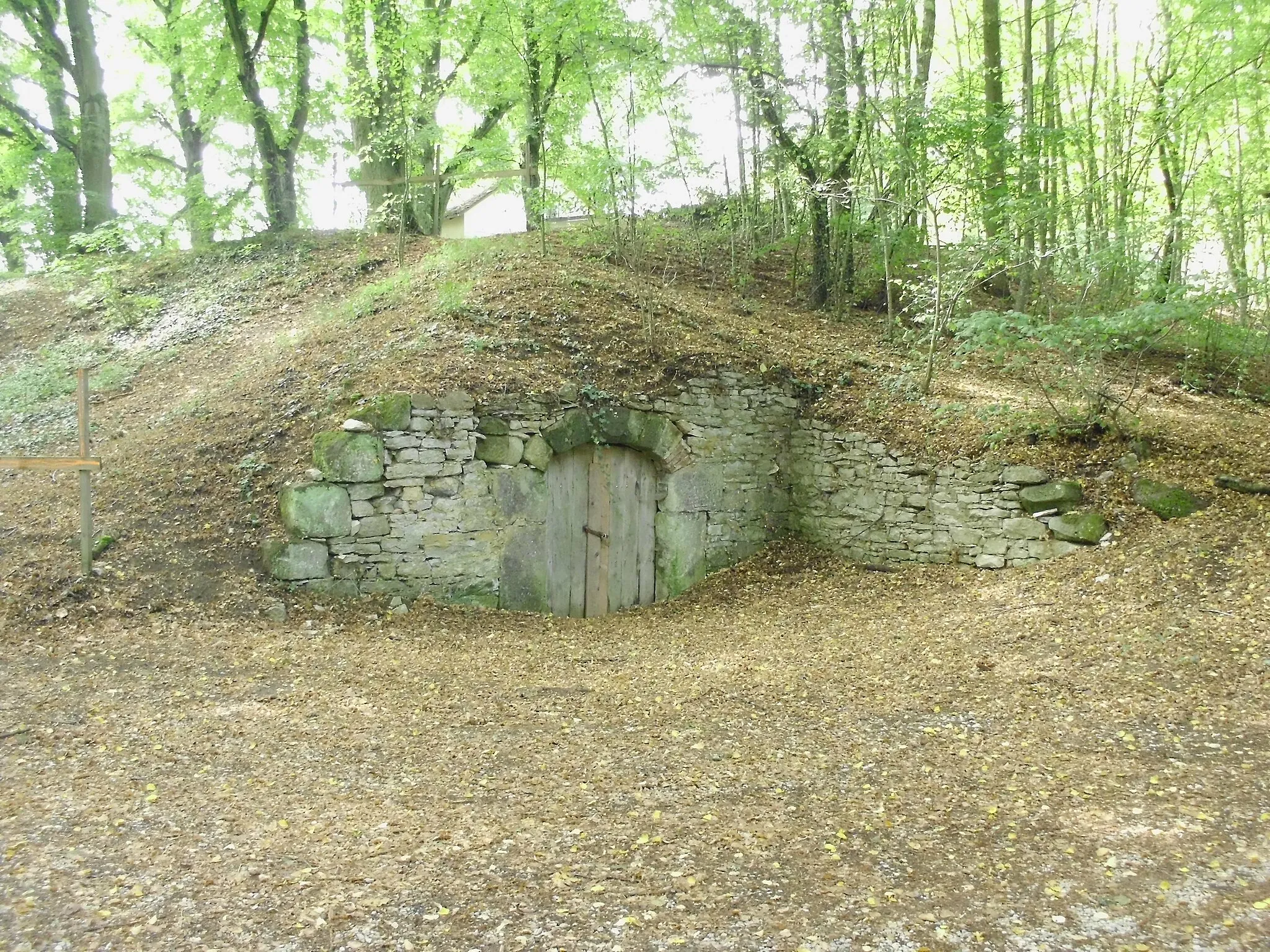 Photo showing: Bierkeller im Plateau der ehemaligen Burg Landeck bei Thalmässing (Landkreis Roth)