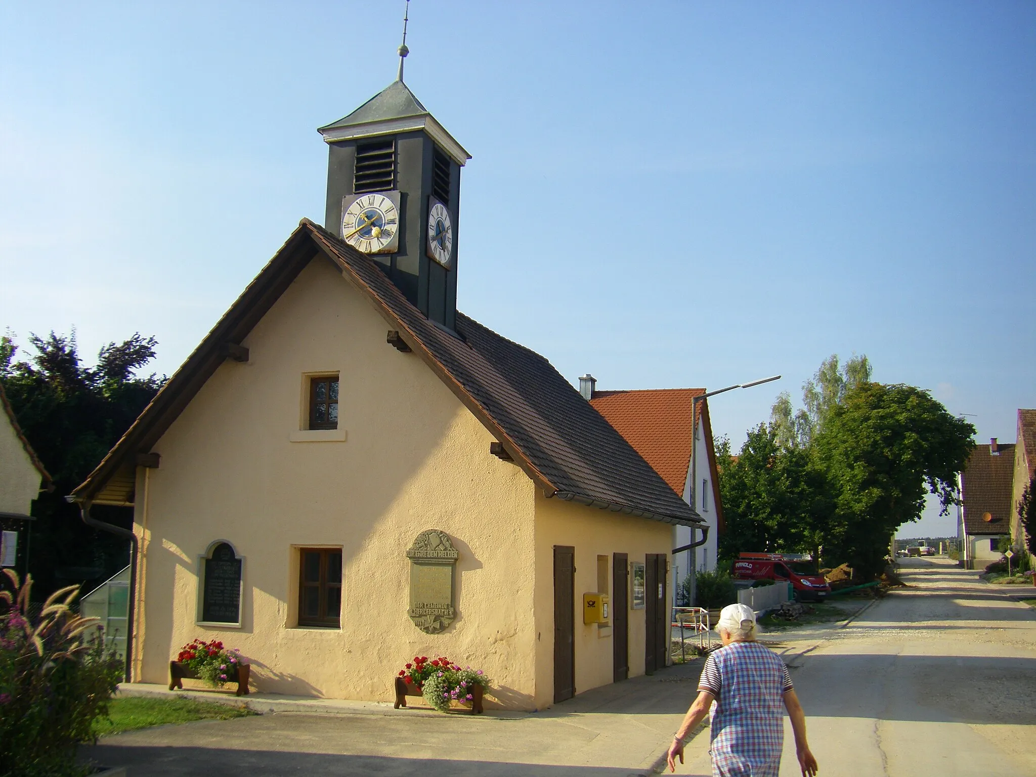 Photo showing: Feuerwehrhäuschen mit Kriegerdenkmal; Ortsmitte Hergersbach, Windsbach