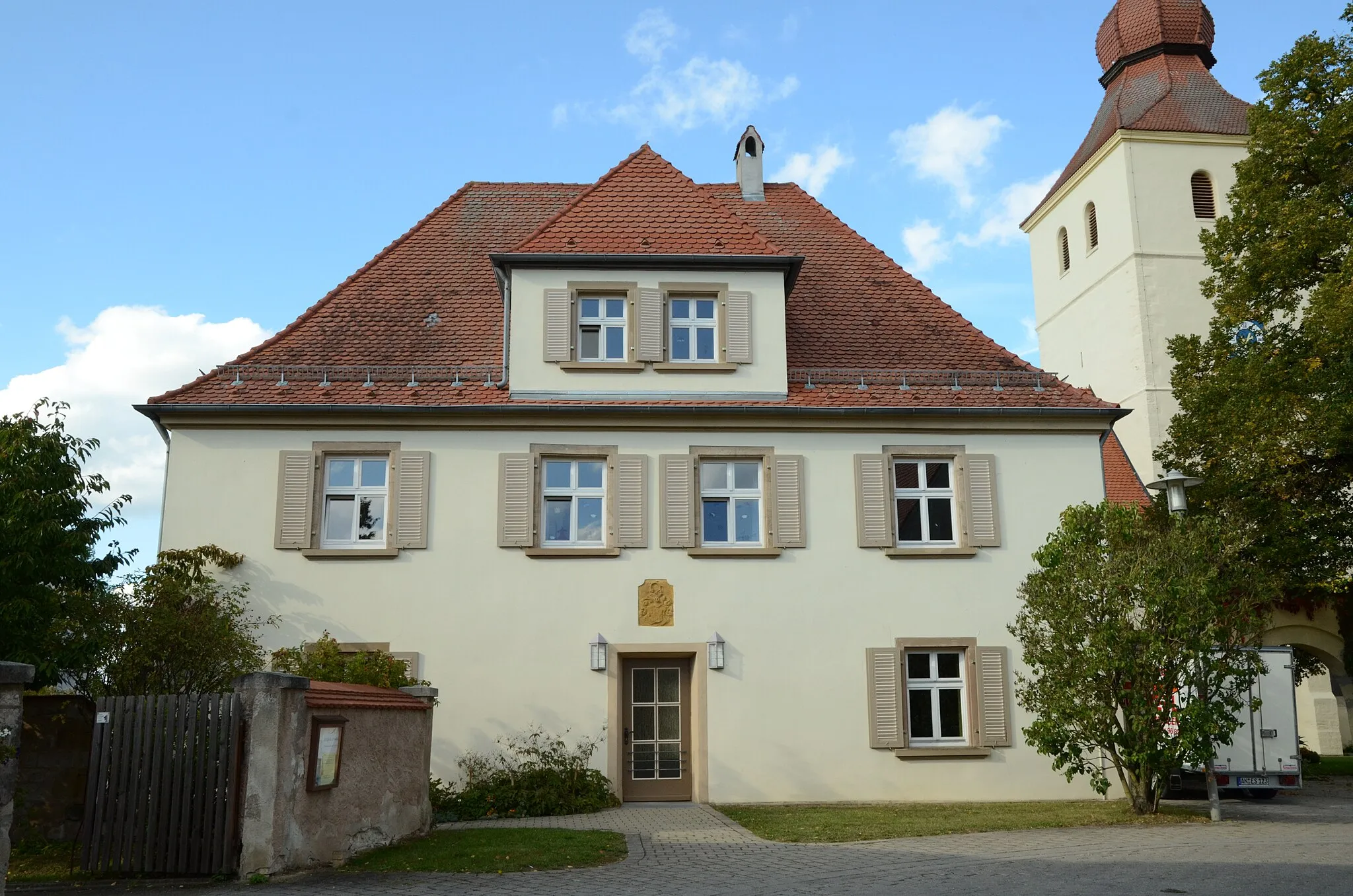 Photo showing: Dinkelsbühl Weidelbach 10, ehem. Amtshaus, links Pfarrhofeinfriedung