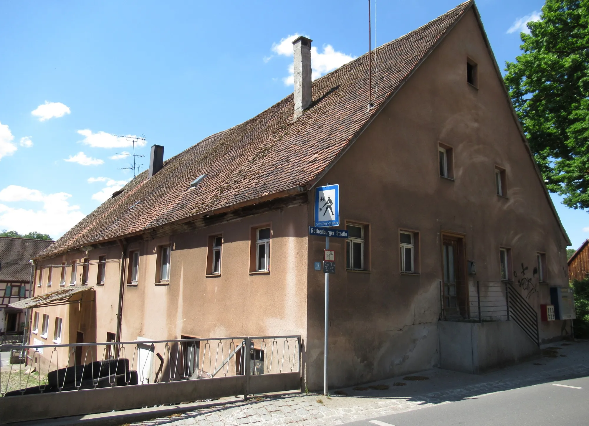 Photo showing: Ehemalige Mühle Bachstraße 24 bzw. Rothenburger Straße 17
Zweigeschossiger, verputzter Steildachbau mit vorkragendem Giebelgeschoss, 18. Jahrhundert

Quelle: Liste der Baudenkmäler in Großhabersdorf