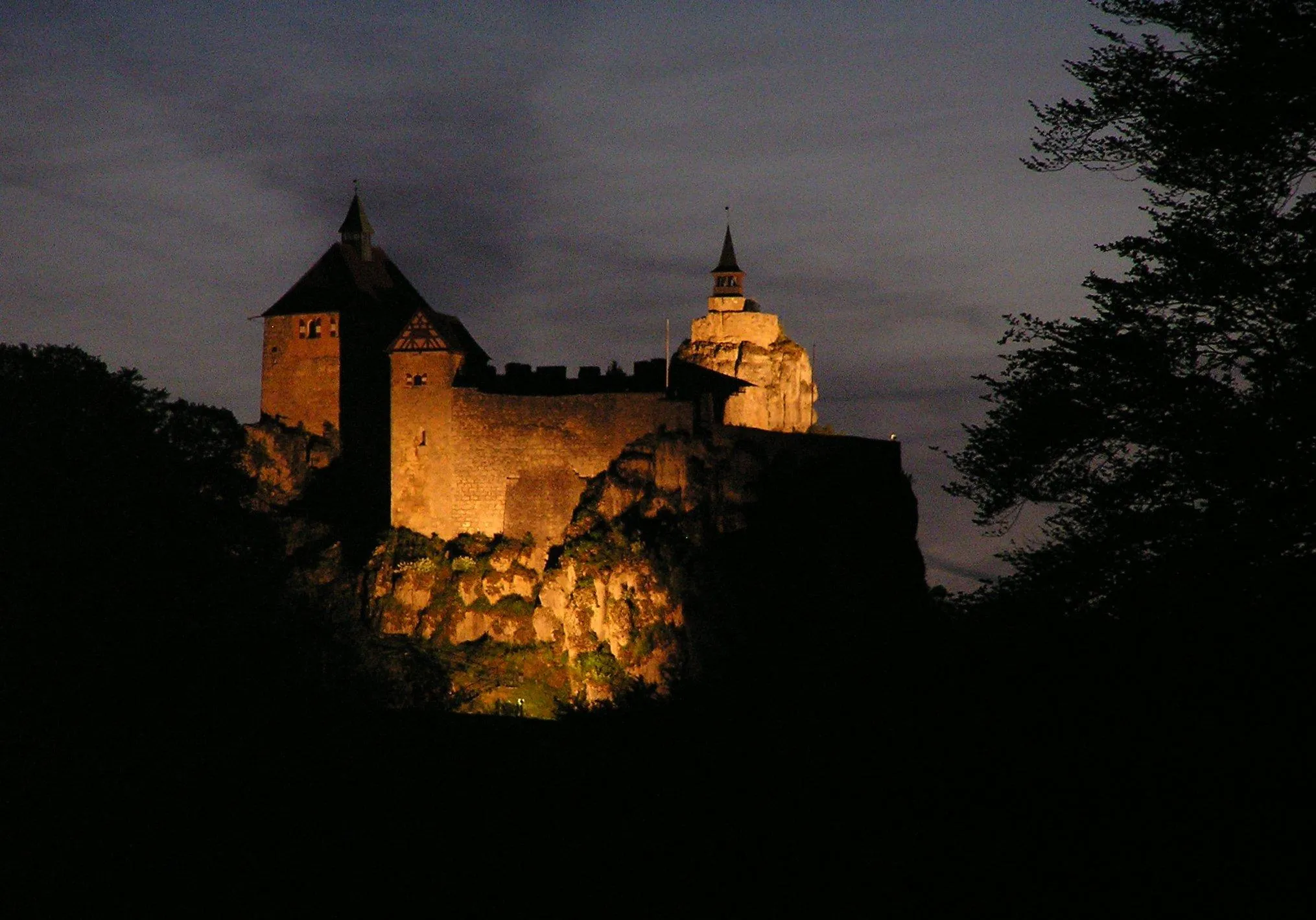 Photo showing: Distant look at dusk to castle Hohenstein (near the german town of Hersbruck)