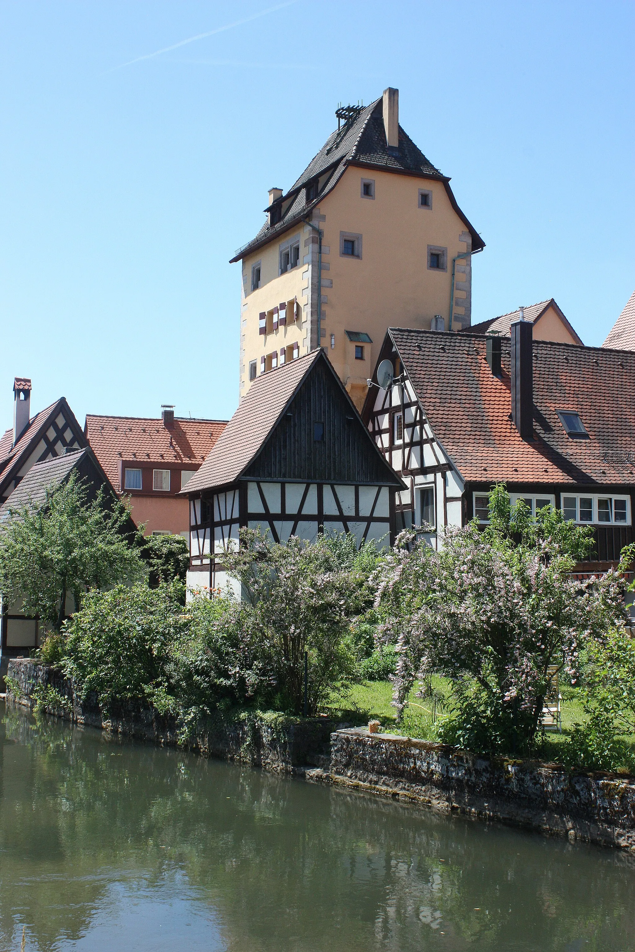 Photo showing: Hersbruck,  Wassertor and the gable  of the house 33 Martin-Luther-Straße