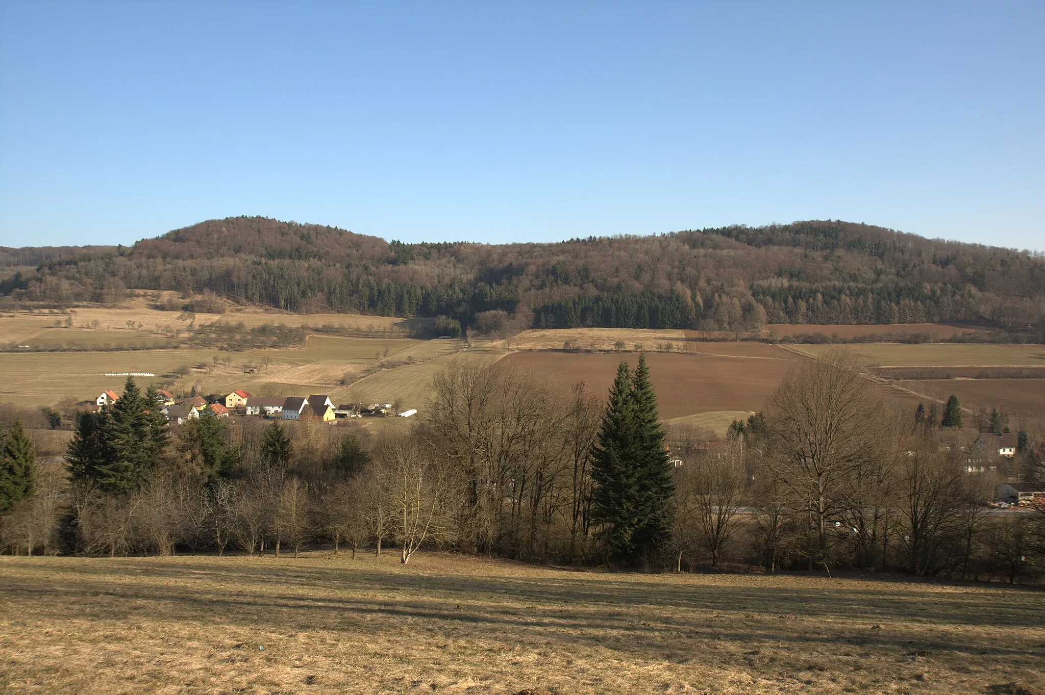 Photo showing: Burgstall Hienberg - Ansicht des Hienberges, die Stelle der Burg liegt etwa in der Mitte der beiden höchsten Punkte