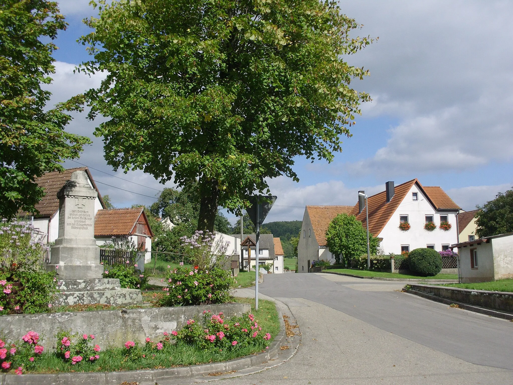 Photo showing: Mittelramstadt, Ortsteil von Leutershausen im Landkreis Ansbach, Ortsmitte mit Kriegerdenkmal