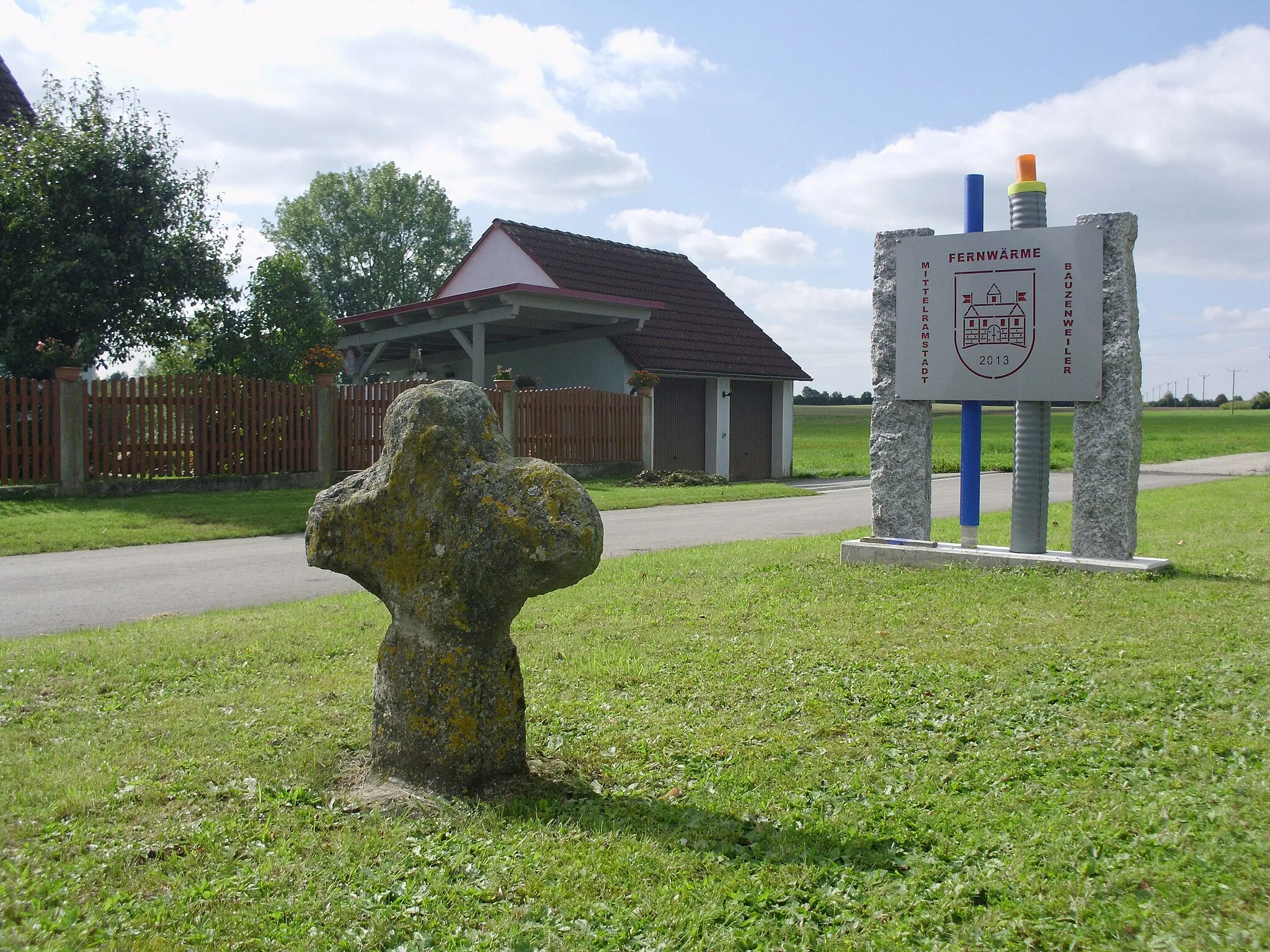 Photo showing: Mittelramstadt, Ortsteil von Leutershausen im Landkreis Ansbach, Steinkreuz und Erinnerungstafel an Fernwärme-Anschluss