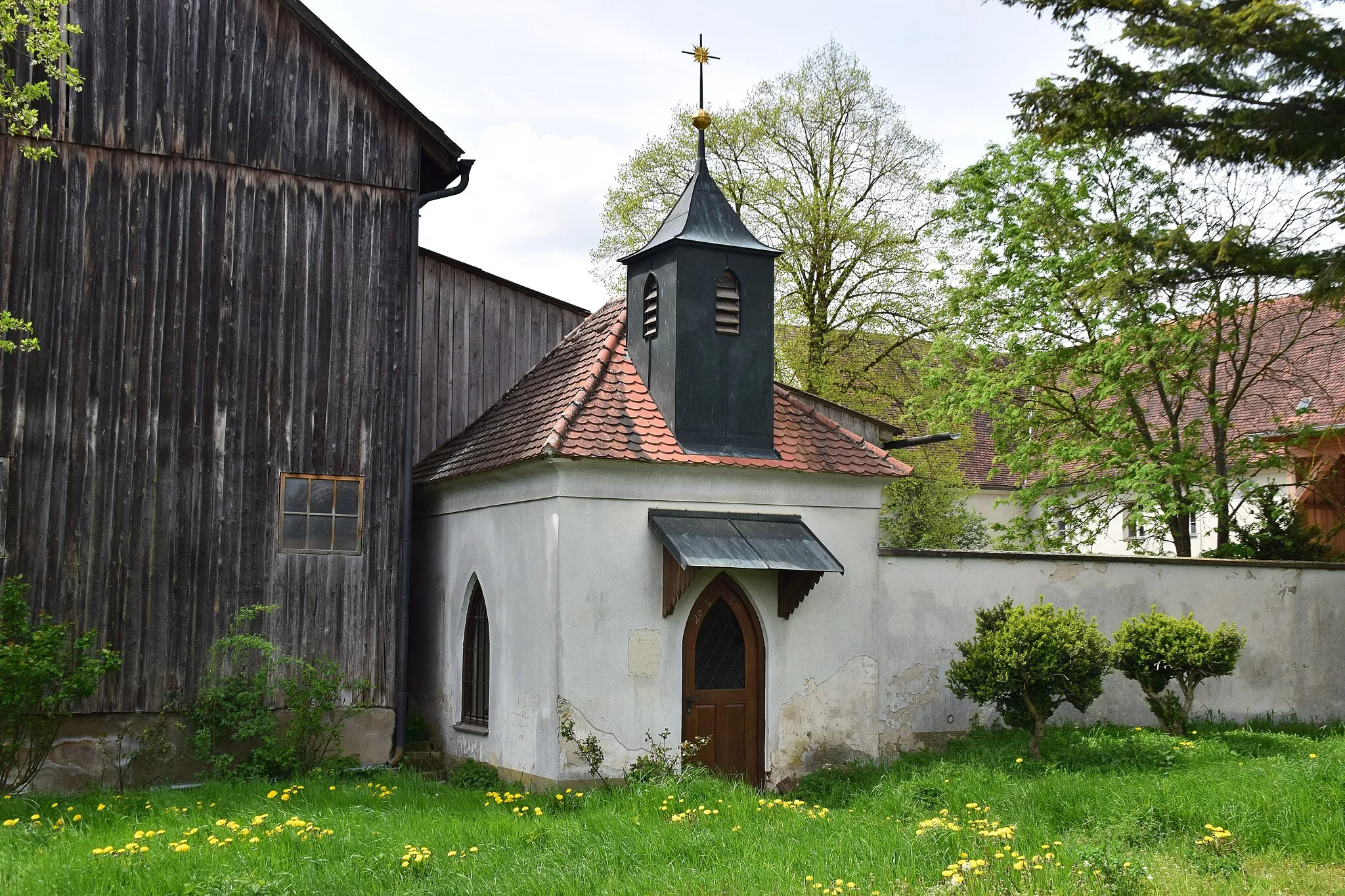 Photo showing: Walmdachbau mit Glockendachreiter und spitzbogigen Öffnungen