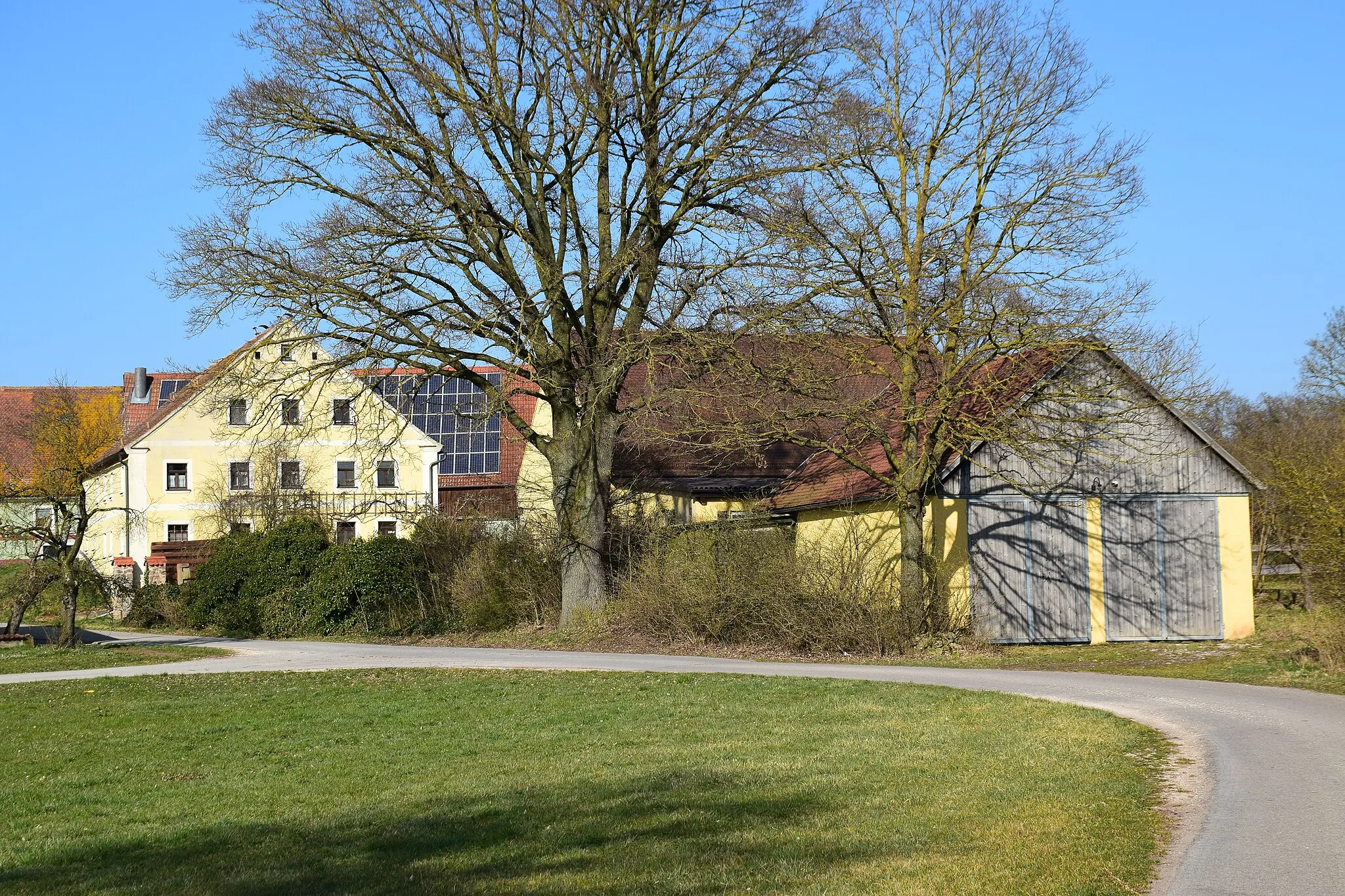 Photo showing: Wohnhaus, zweigeschossiger Satteldachbau; Fachwerkscheune; Nebengebäude