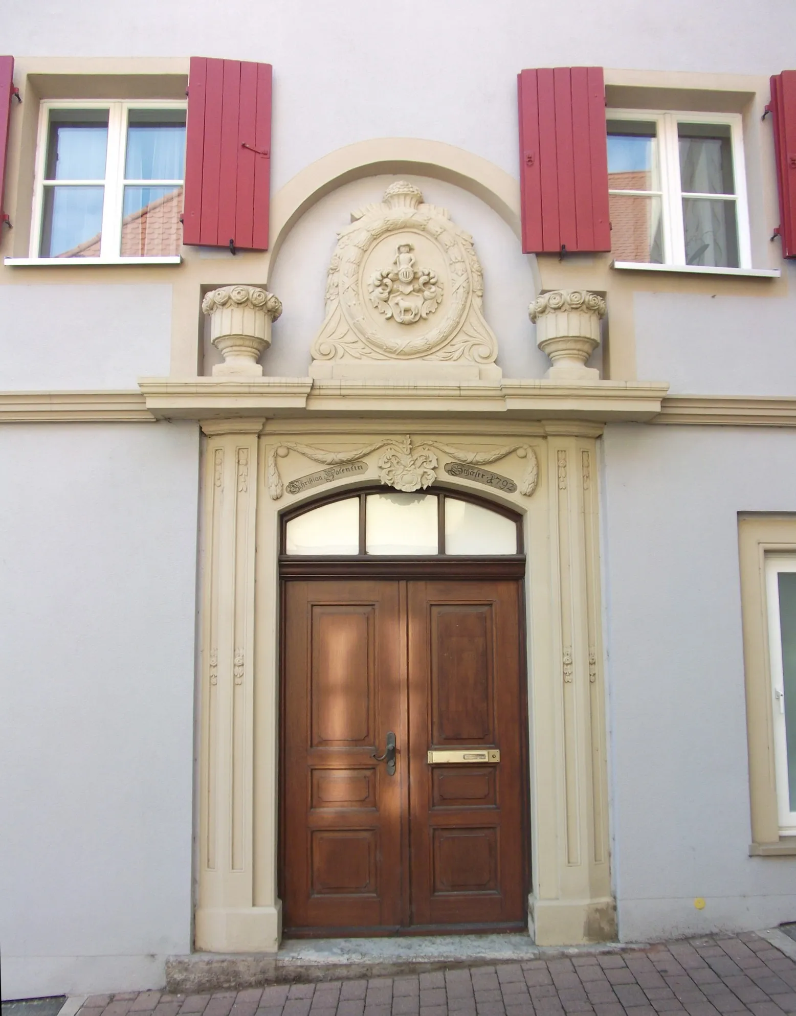 Photo showing: Uffenheim: Portal von 1792 mit Wappenrelief in der Würzburger Straße 5a