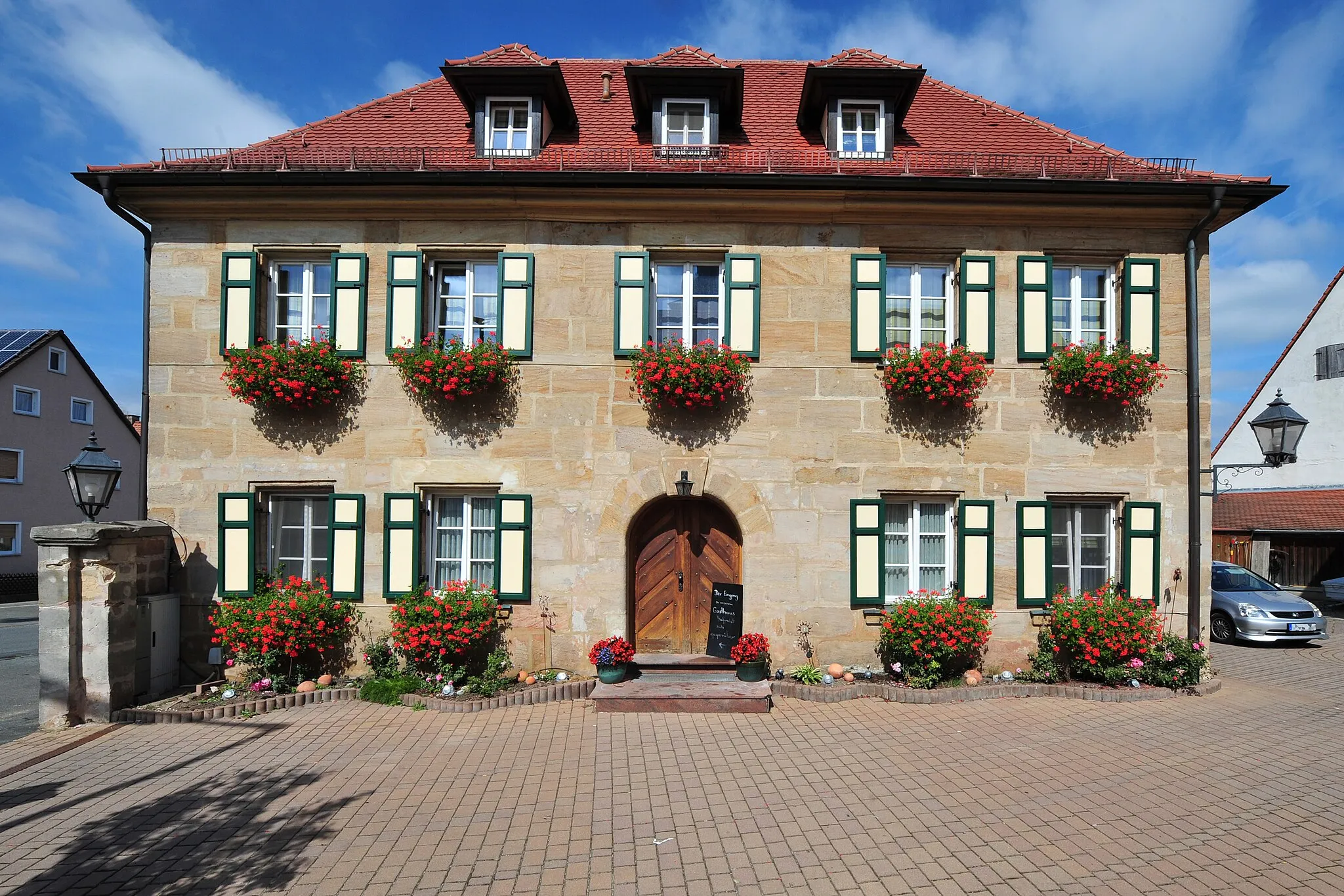 Photo showing: Kalchreuth: Schloss

This is a photograph of an architectural monument. It is on the list of cultural monuments of Kalchreuth, no. D-5-72-137-8.