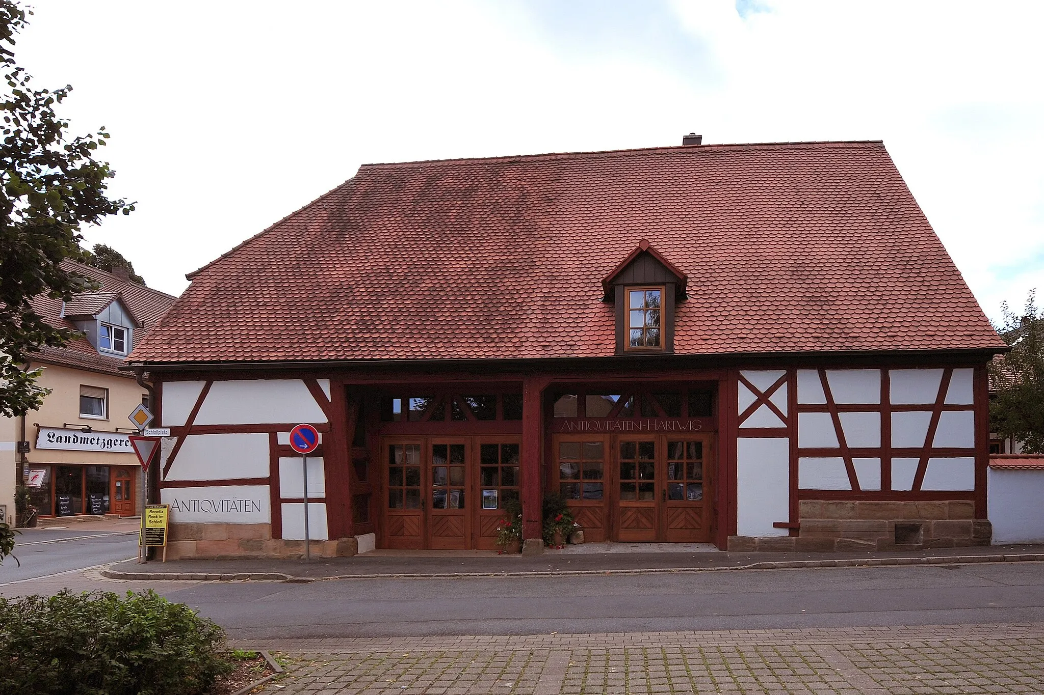 Photo showing: Kalchreuth: ehemalige Zehntscheune

This is a photograph of an architectural monument. It is on the list of cultural monuments of Kalchreuth, no. D-5-72-137-4.