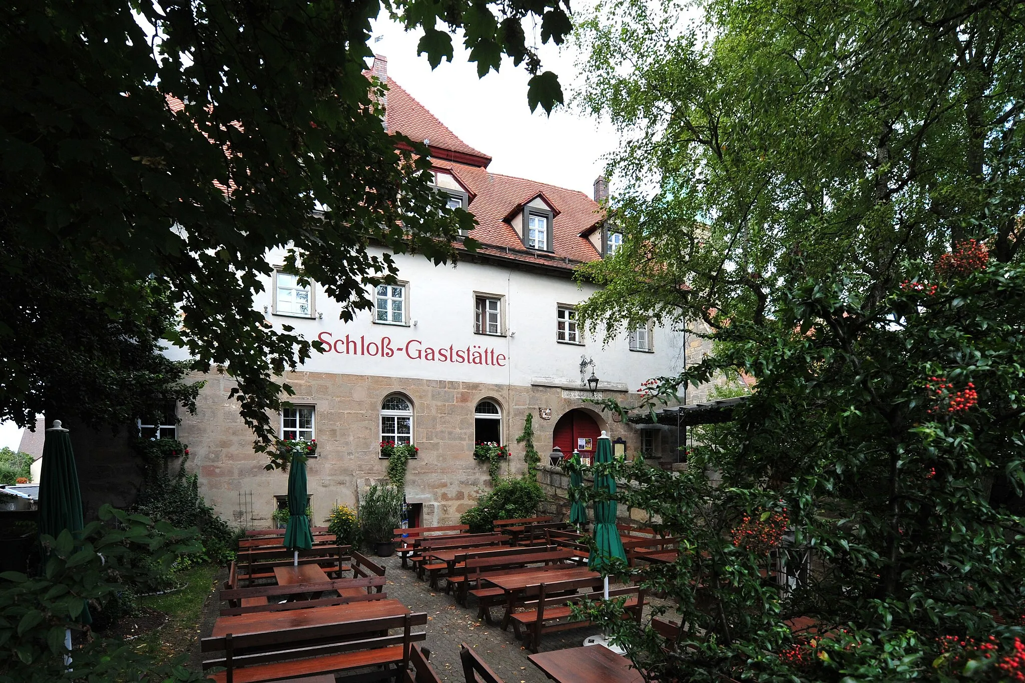 Photo showing: Kalchreuth: Schloss

This is a photograph of an architectural monument. It is on the list of cultural monuments of Kalchreuth, no. D-5-72-137-8.