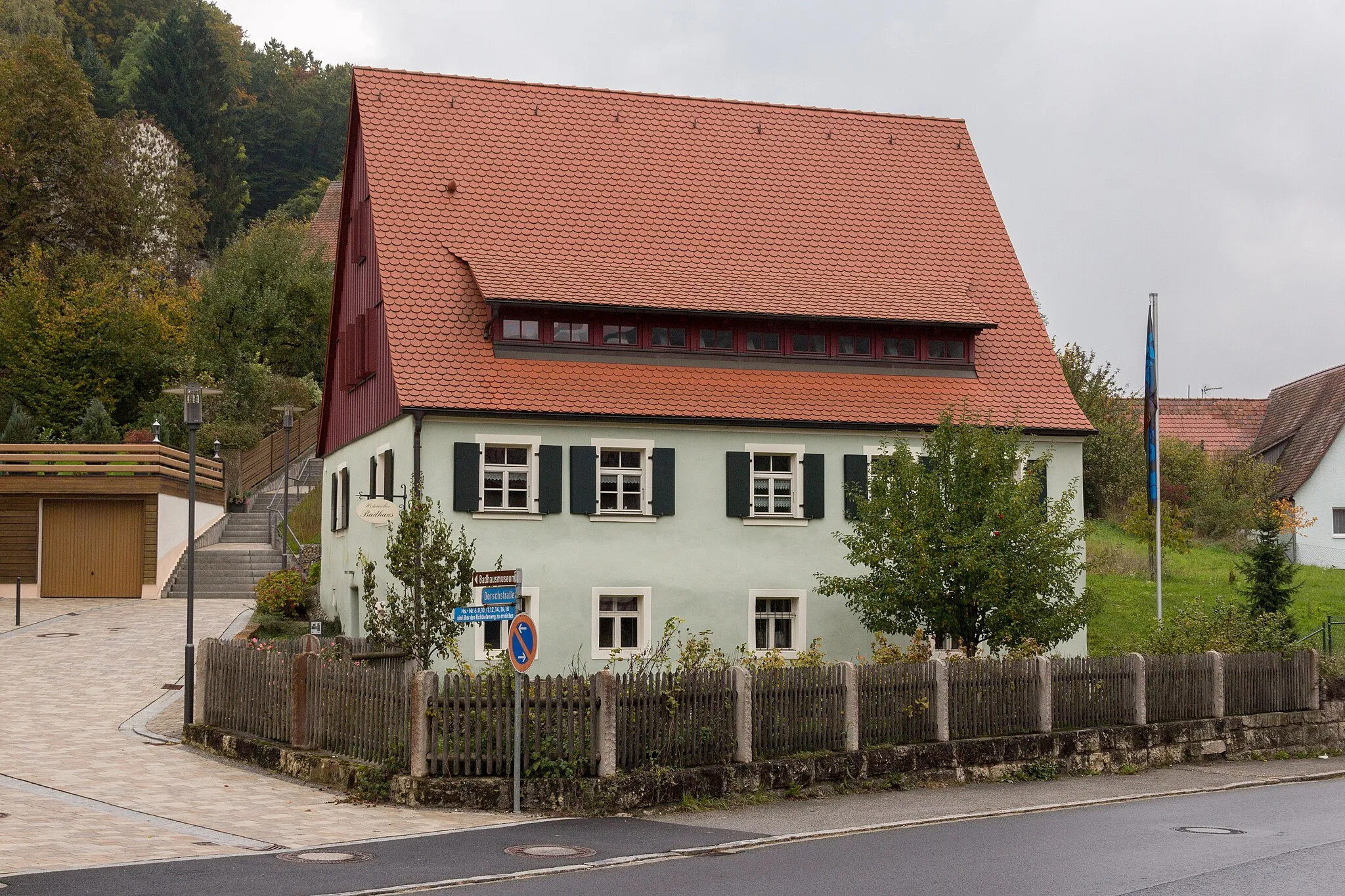 Photo showing: Ehemaliges Badhaus, zweigeschossiger in den Hang gebauter Satteldachbau, im 15. bis 18. Jahrhundert errichtet und umgebaut, seit 1486 überliefert, zuletzt prägend verändert drittes Viertel 19. Jahrhundert, Pommelsbrunn, Museum