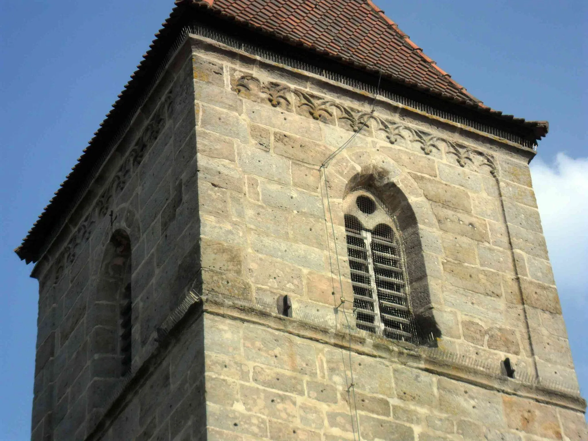 Photo showing: Vincenzenbronn-Kirchturm von Westen-Glochenstube im Detail (mit Ornamentik unter Dachkante)-23022012