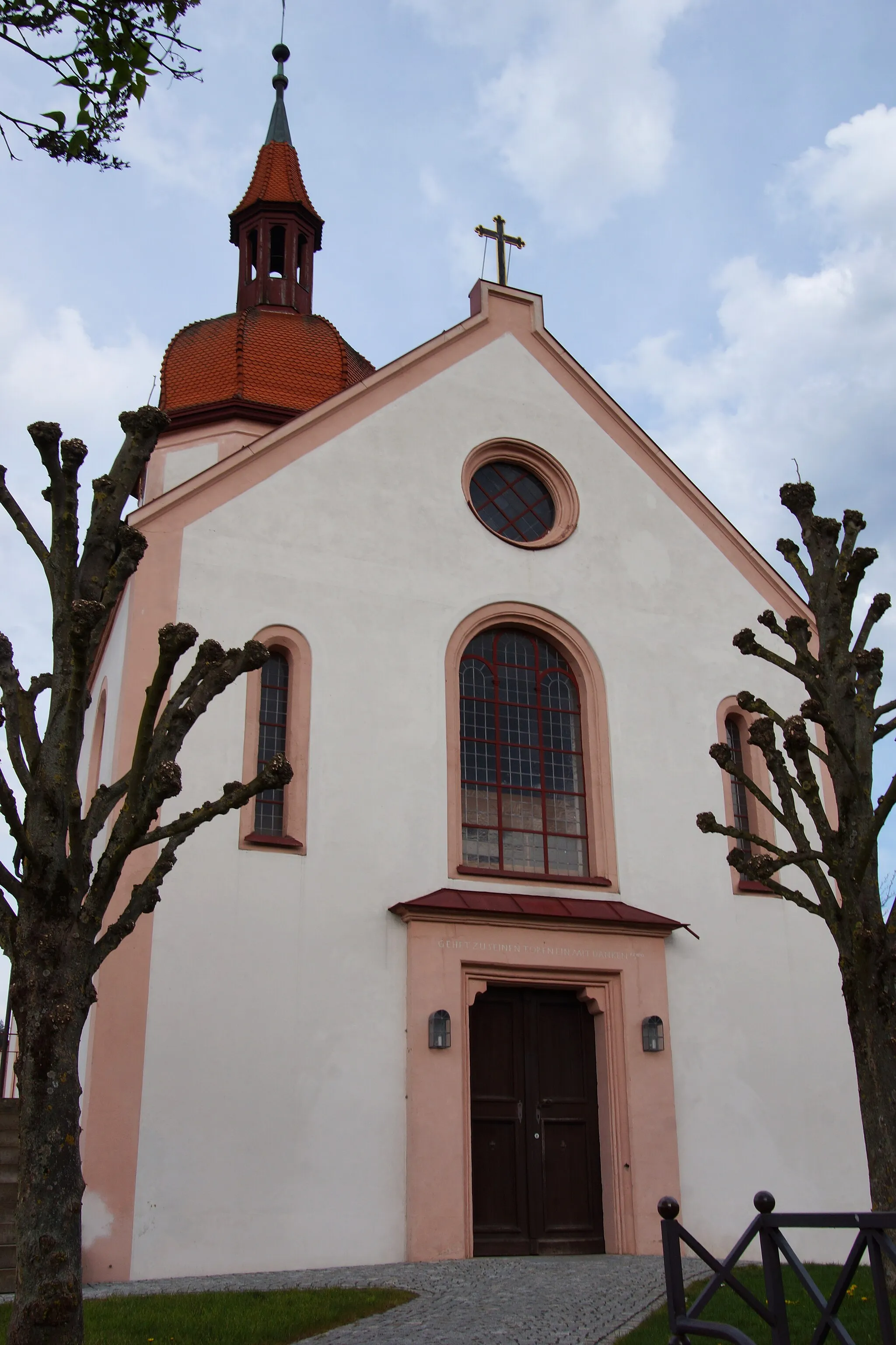 Photo showing: Die evangelische Pfarrkirche St. Erhard in Offenbau bei Thalmässing