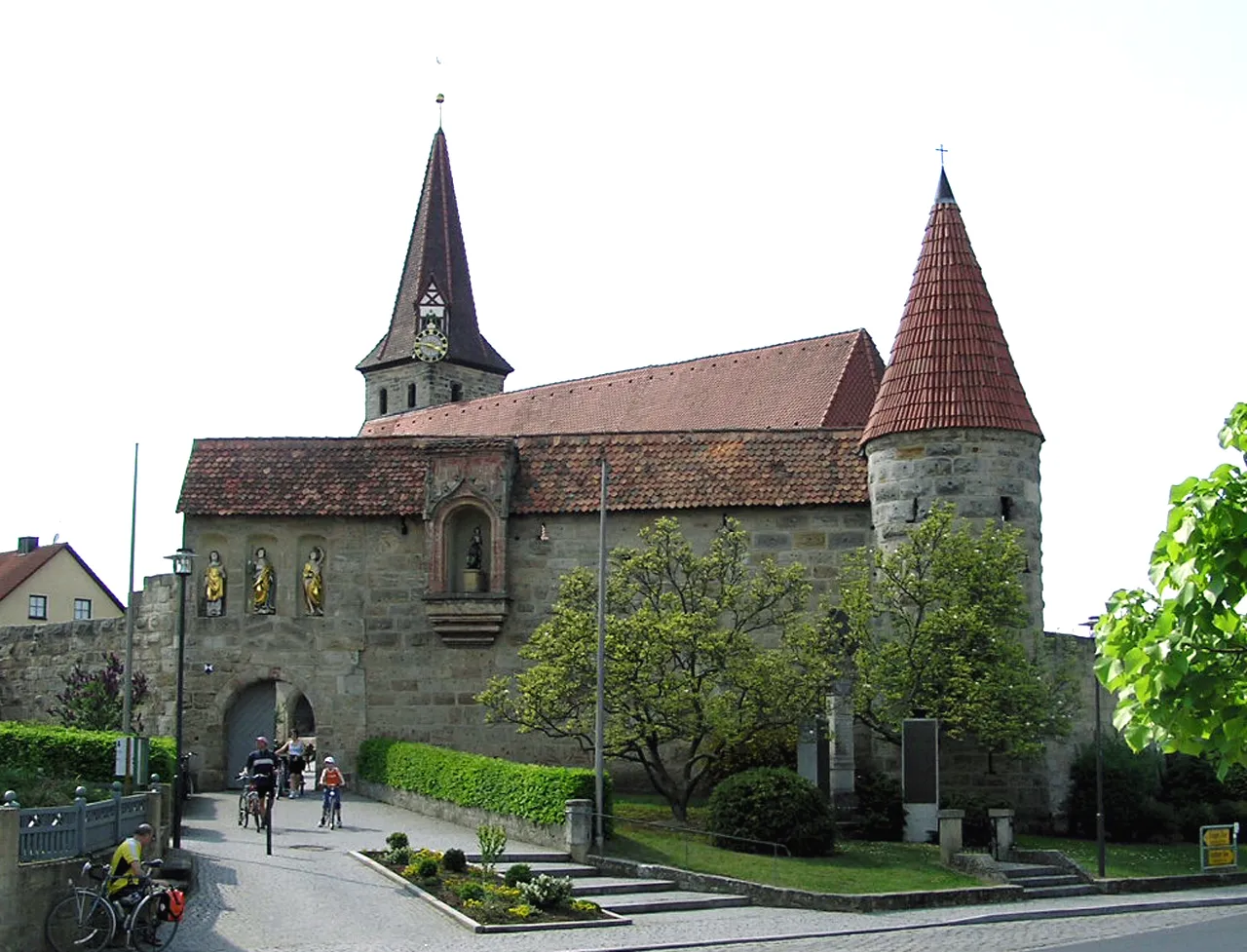 Photo showing: Description: Kirchenburg in Effeltrich, Landkreis Forchheim, Upper Franconia (Germany)

Date: 12. Mai 2006
Author: --Schubbay 13:46, 26 August 2006 (UTC)--
Other versions: none