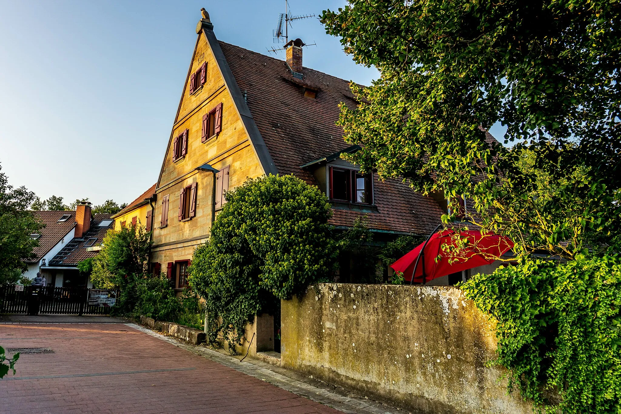 Photo showing: Wohnstallhaus, eingeschossiger Sandsteinquaderbau mit Satteldach und Giebelgauben, traufseitig verputzt, Giebel mit Eckvoluten, bezeichnet mit „1793“