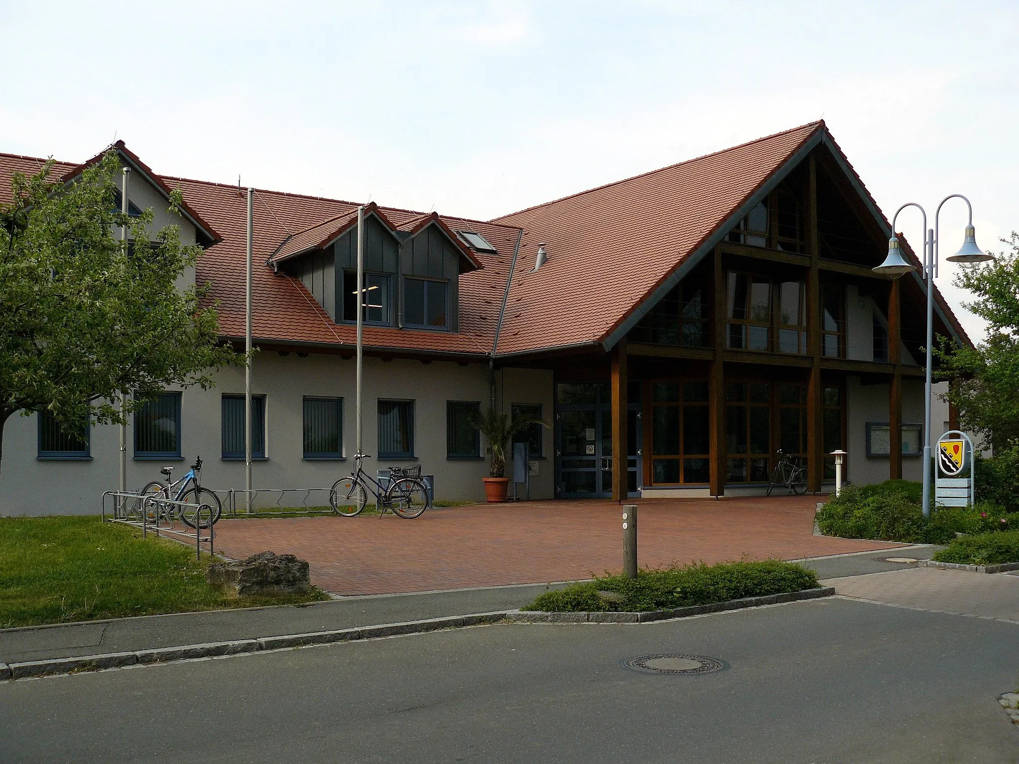 Photo showing: Bürgerhalle Obermichelbach mit Rathaus der Gemeinde