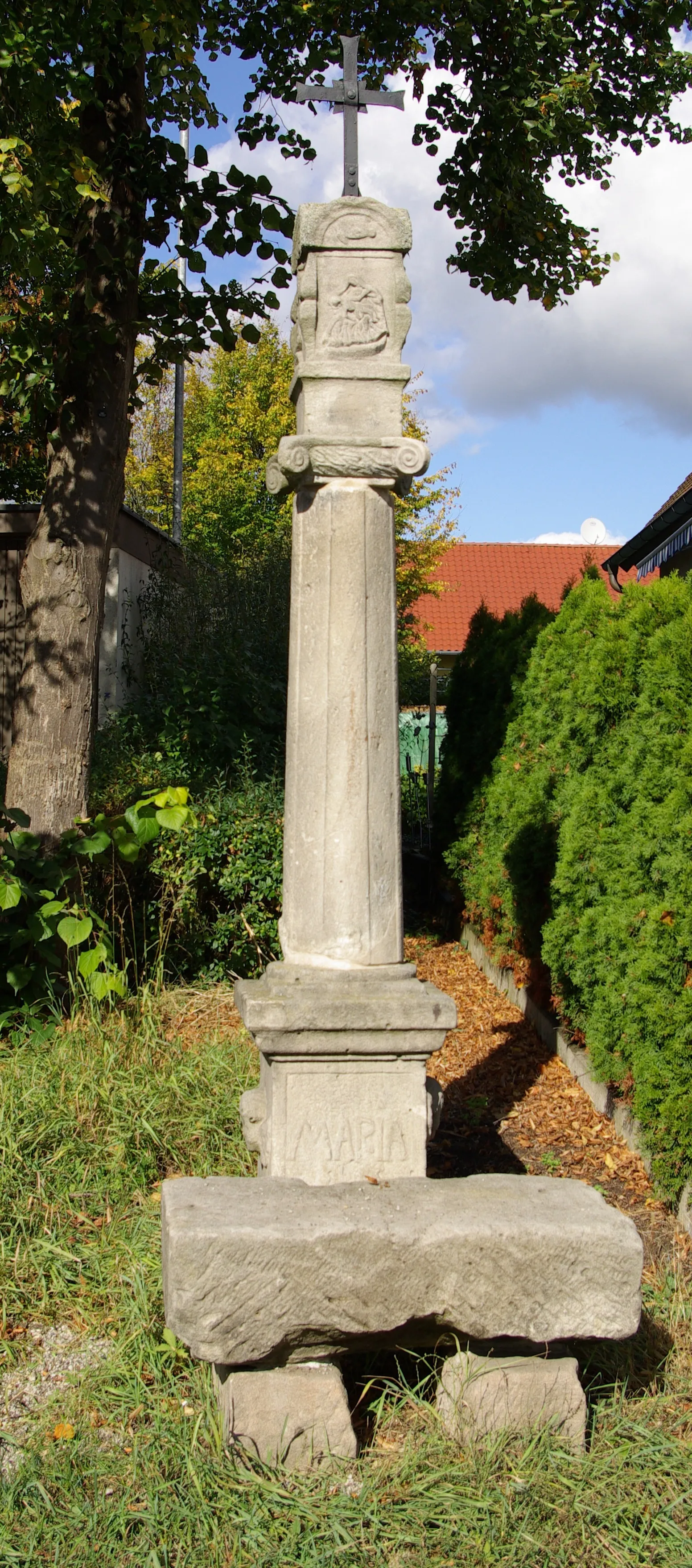 Photo showing: Bildstock mit Ruhebank im Erlanger Stadtteil Häusling