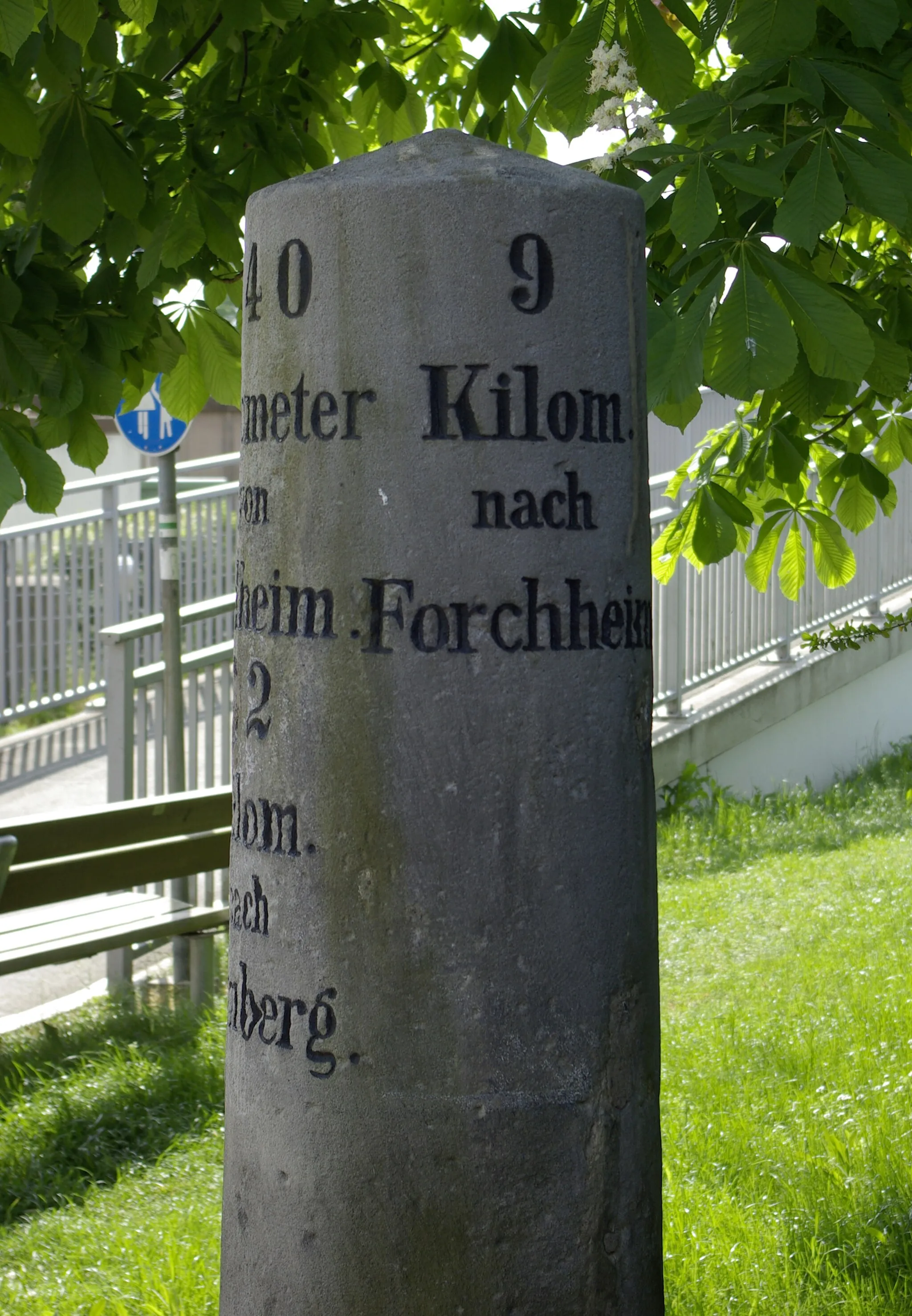 Photo showing: Kilometerstein 14 (140 Kilometer von Kelheim) des Ludwig-Donau-Main-Kanals in Baiersdorf.