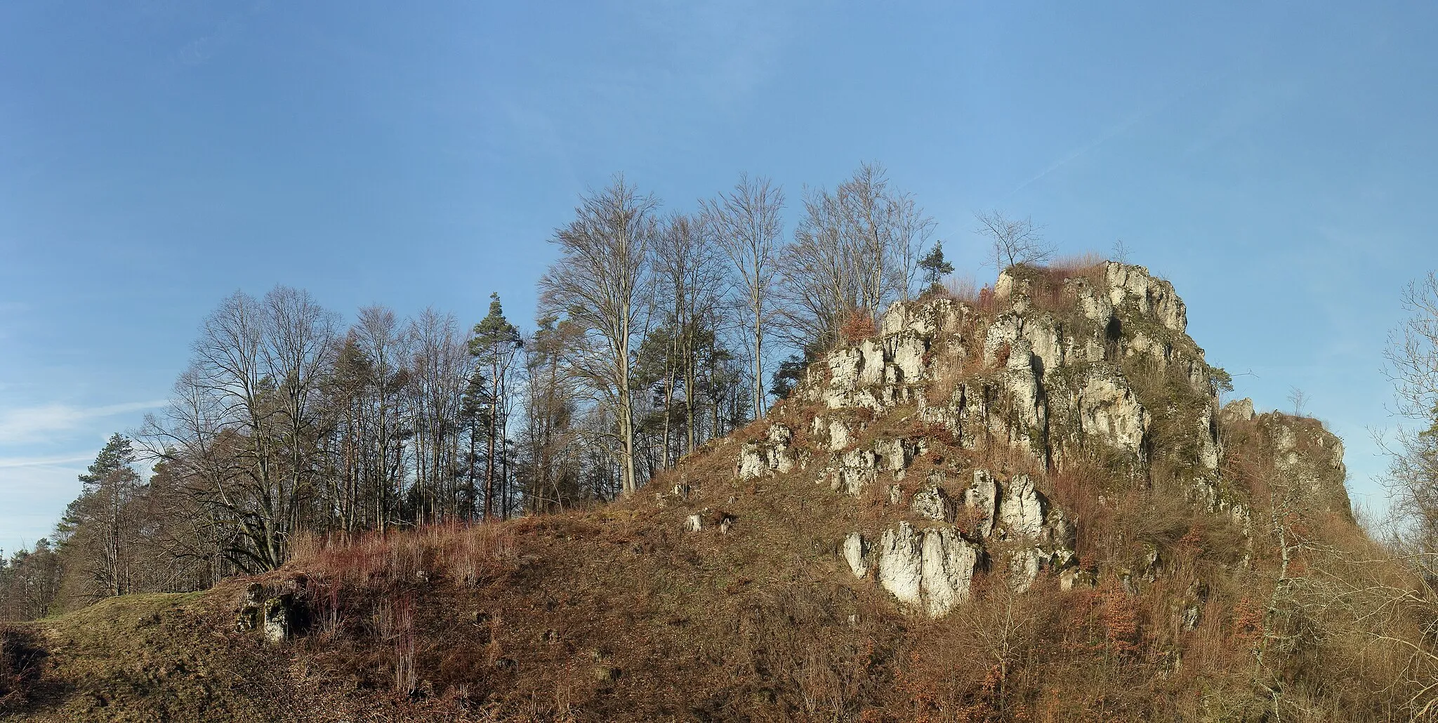Photo showing: Burgstall Spies - Ansicht der Burgfelsen aus südöstlicher Richtung