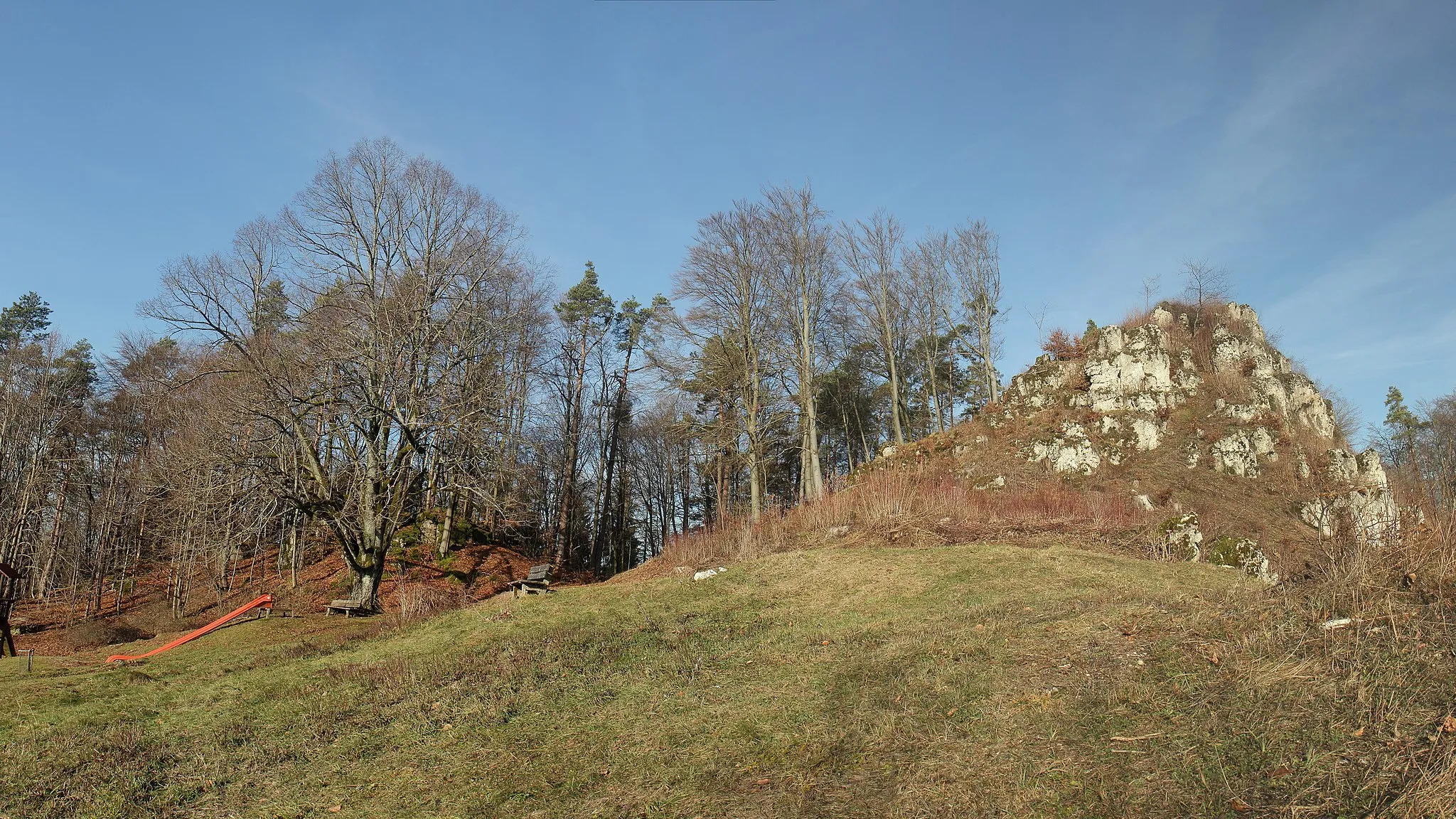 Photo showing: Burgstall Spies - Ansicht der Feldseite der Burg mit dem Fels, der die Hauptburg trug