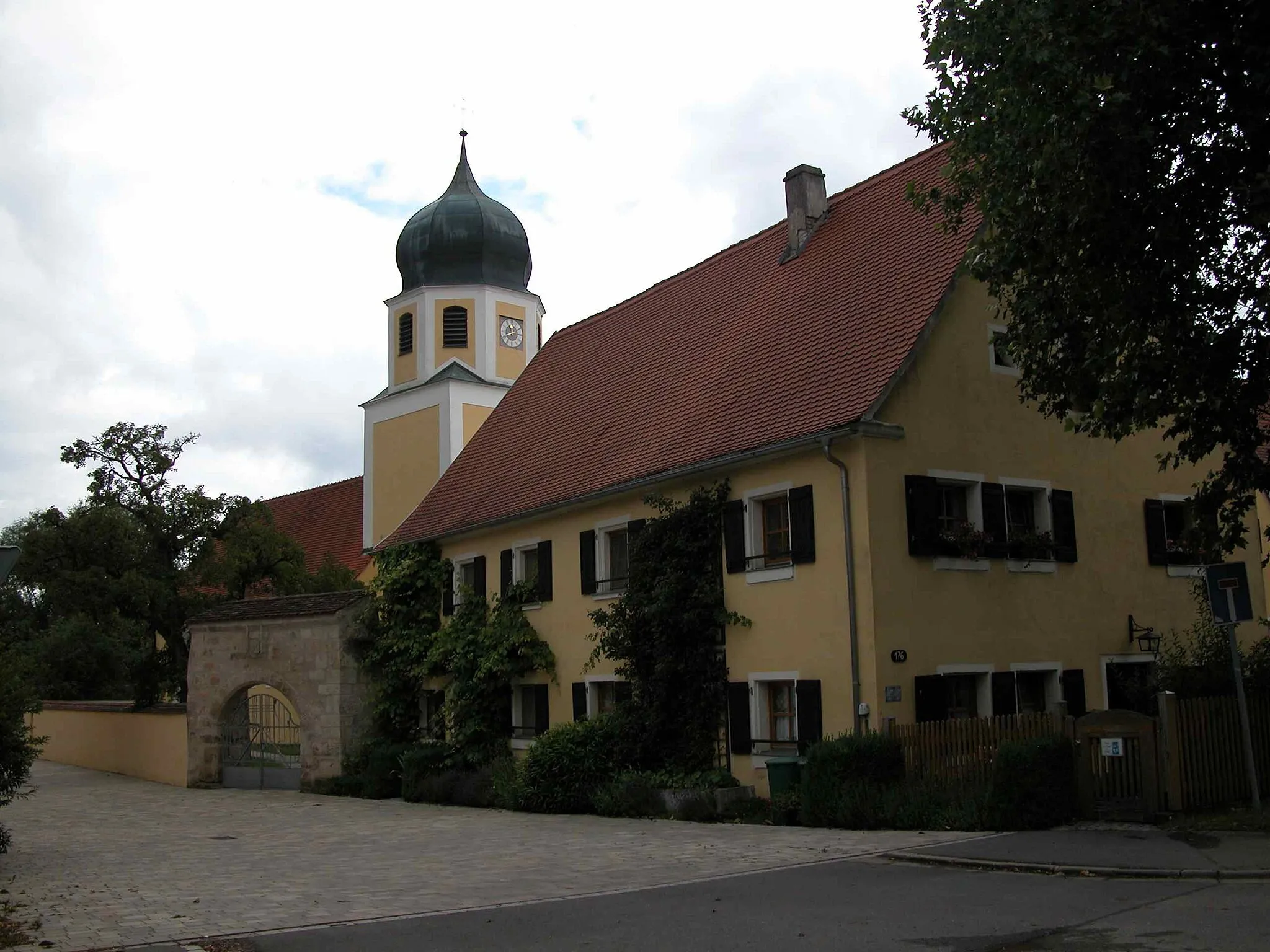 Photo showing: Cronheim Kirchhof-Eingang