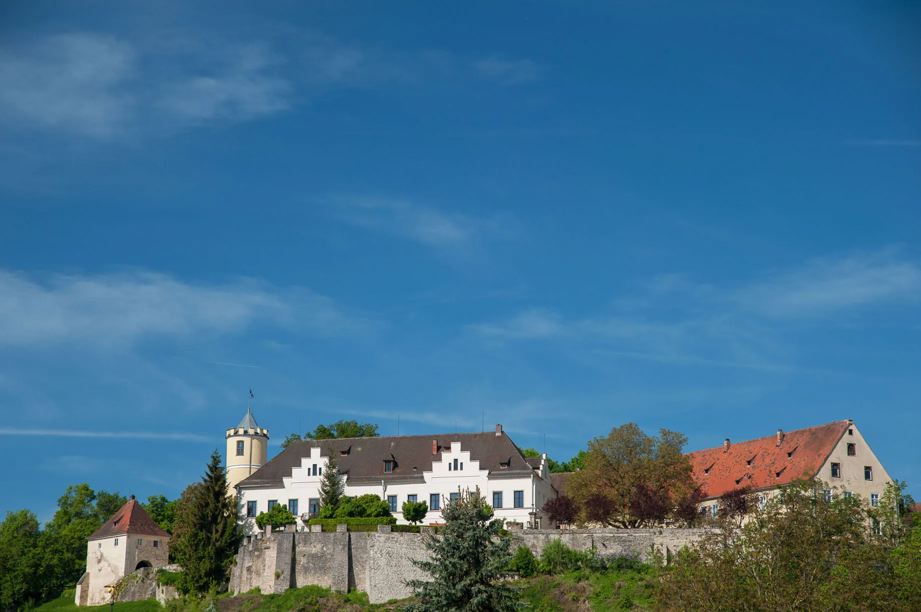 Photo showing: 1711 über Resten der Höhenburg des 13. Jahrhunderts erbaut, 1880 historisierend erneuert, mit Garteneinfriedung, mit Ausstattung, mit Ostterrasse, 18. Jahrhundert, mit nördlichem Torhaus, 17./18. Jahrhundert, einschließlich Reste der Befestigung, mit südlichem Torhaus, 17./18. Jahrhundert, mit Verwalterhaus und angeschlossenem Ökonomiebau, 18./frühes 19. Jahrhundert, mit bepflanzter Schlossauffahrt, 18. Jahrhundert