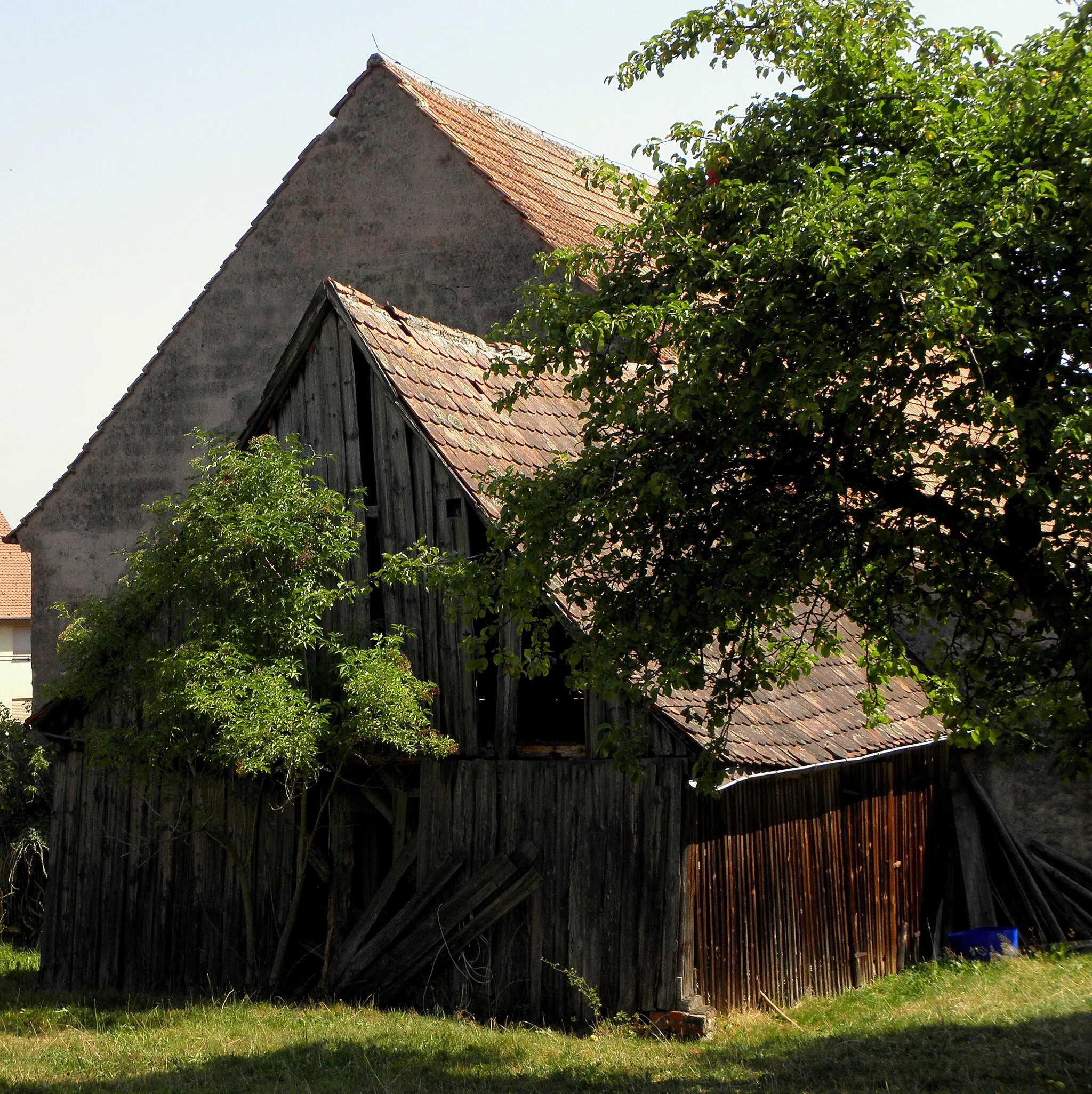 Photo showing: Original-Bildtitel des Fotografen: „rotten shed“. Ein hölzerner Schuppen in Friedrichsthal, Gemeinde Ehingen, Landkreis Ansbach, Mittelfranken, Bayern.